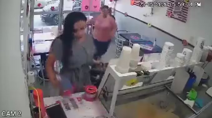 La clienta aprovechó una distracción del personal para ocultar el objeto y continuar actuando con normalidad. (Captura de pantalla)