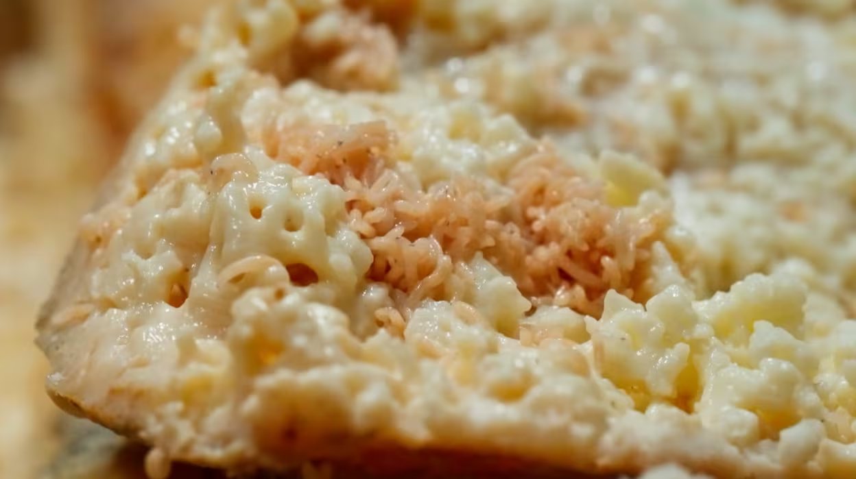 La presencia de larvas vivas y el aroma intenso distinguen al casu marzu como una tradición culinaria central en la identidad cultural sarda (YouTube: DW Food)