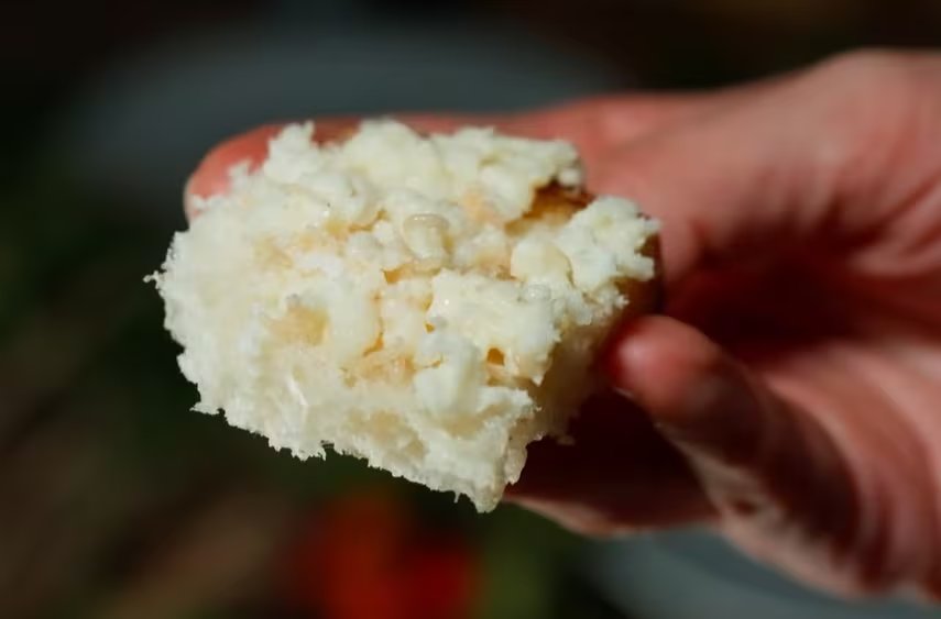 El proceso artesanal y la intervención de los pastores hacen que la producción de casu marzu dependa de la naturaleza y los métodos transmitidos de generación en generación (YouTube: Calixto Serna - México Cooking Club)