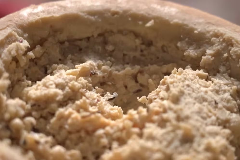 El casu marzu se compara internacionalmente con alimentos exóticos y extremos, y ha ganado reconocimiento como “el queso más peligroso del mundo” según Guinness (YouTube: DW Food)