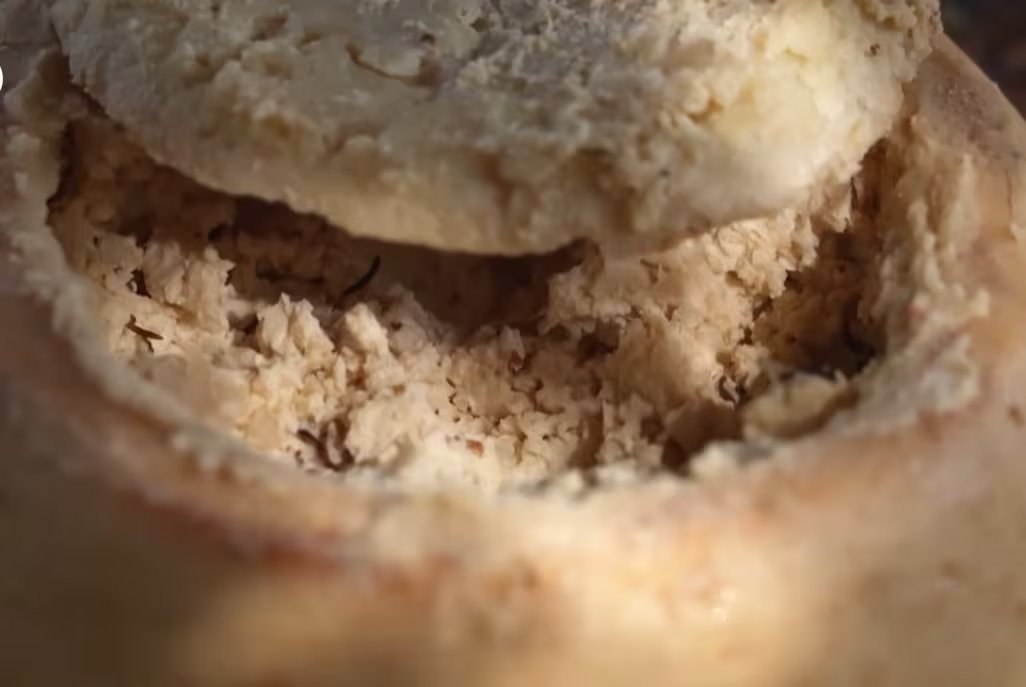 La búsqueda exclusiva y la circulación limitada del casu marzu en Cerdeña lo convierten en un símbolo de resistencia, arraigo y orgullo para los habitantes de la isla (YouTube: DW Food)