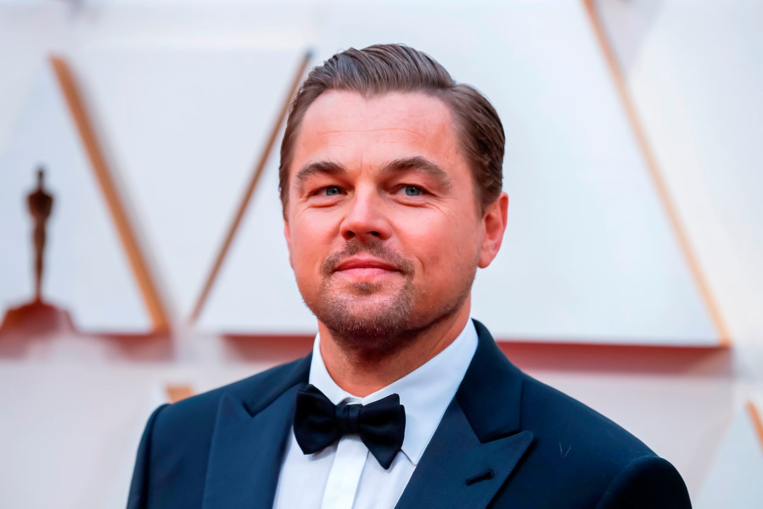 DiCaprio estuvo a punto de ser mordido por un tiburón blanco al quedar atrapado dentro de la jaula de observación, a solo un brazo de distancia (EFE/EPA/DAVID SWANSON/Archivo)
