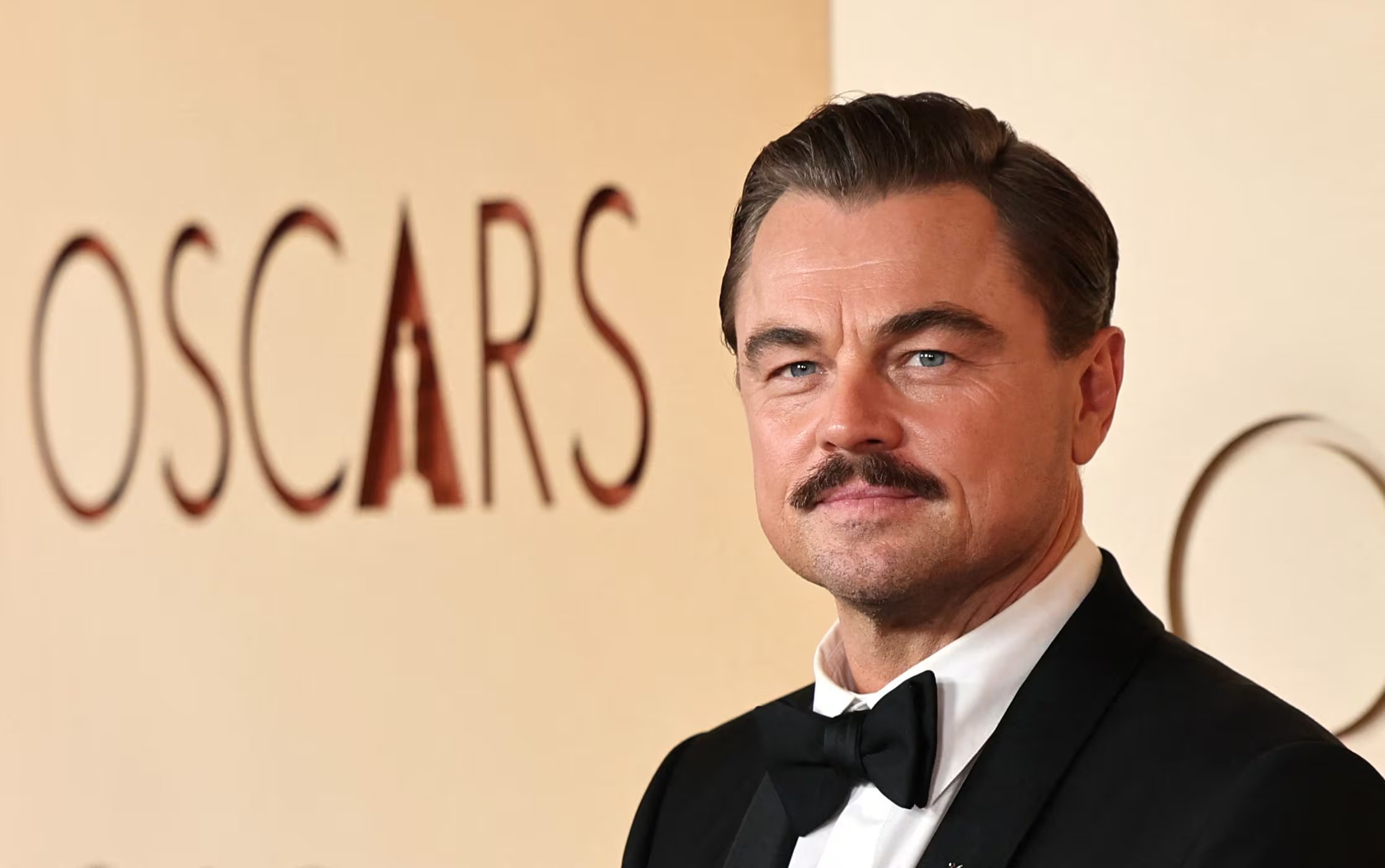 El instructor advirtió a DiCaprio sobre el alto riesgo de sufrir fracturas en las piernas por la velocidad tras el doble fallo de paracaídas (REUTERS/Daniel Cole)