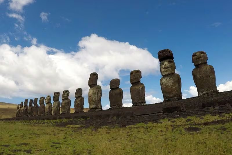 Rapa Nui o Isla de Pascua pertenece a Chile y se sitúa a más de 3.200 kilómetros del continente, famosa por sus moai de piedra volcánica (REUTERS/Jorge Vega)