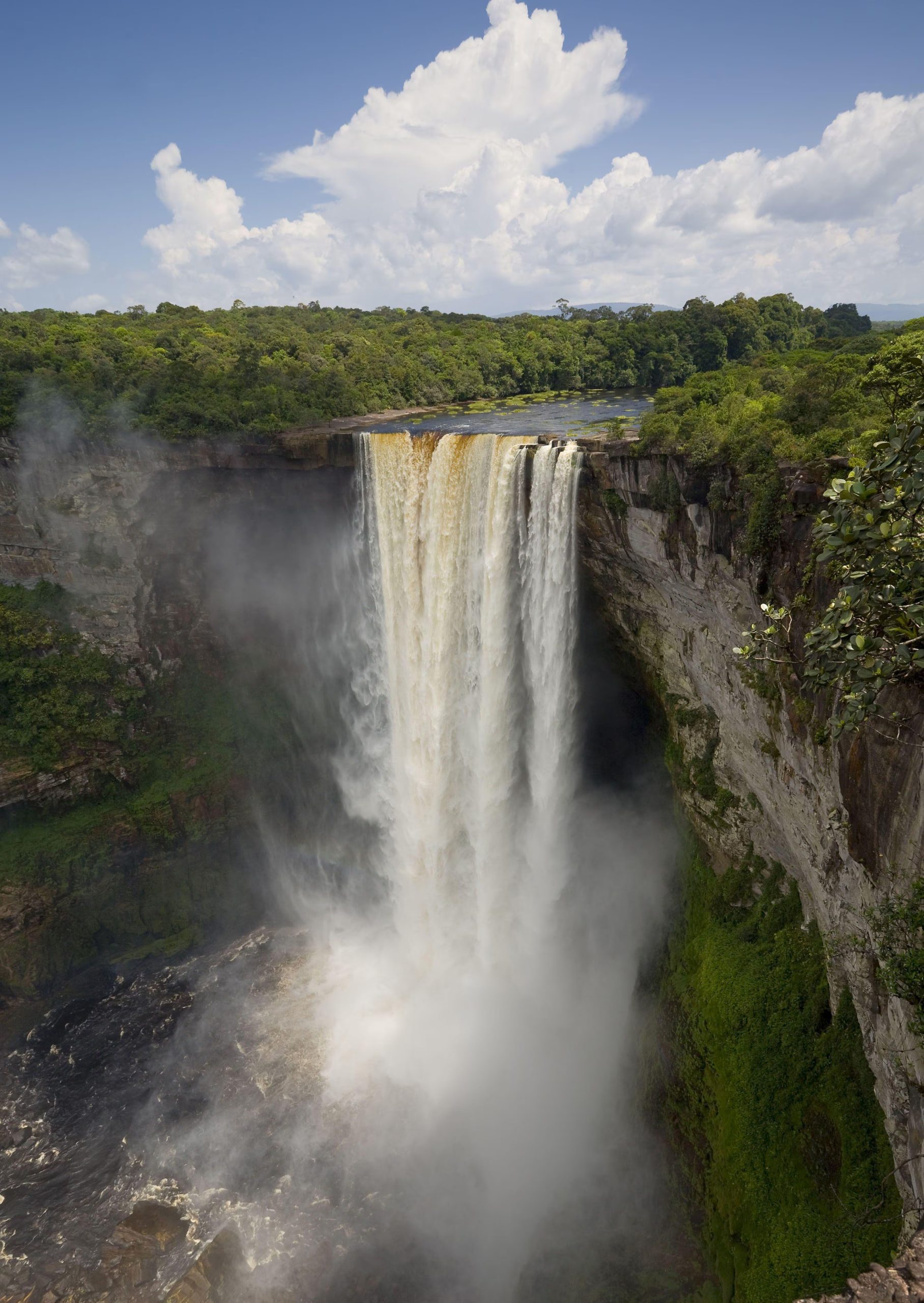 Las Cataratas Kaieteur en Guyana tienen una caída vertical de 226 metros y se encuentran rodeadas por selva virgen y sin grandes multitudes (Grosby)