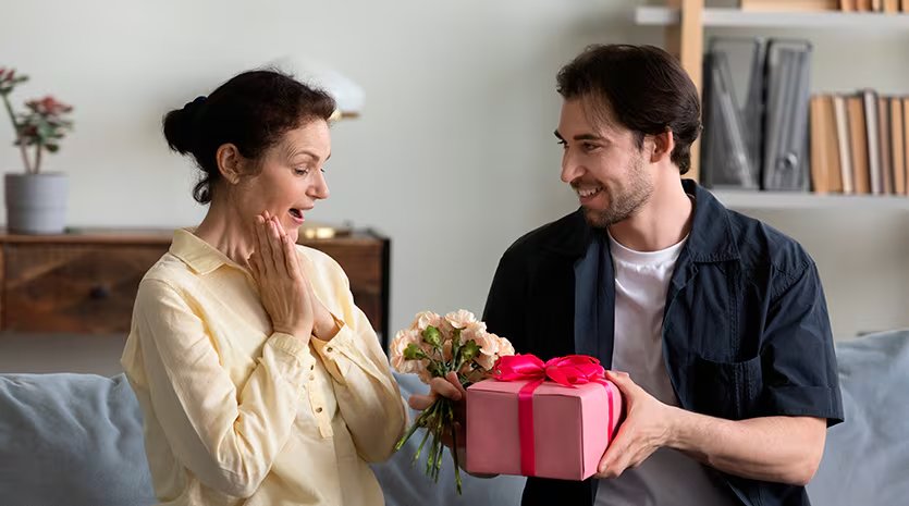Hombre haciendo un regalo a su madre. (Shutterstock)