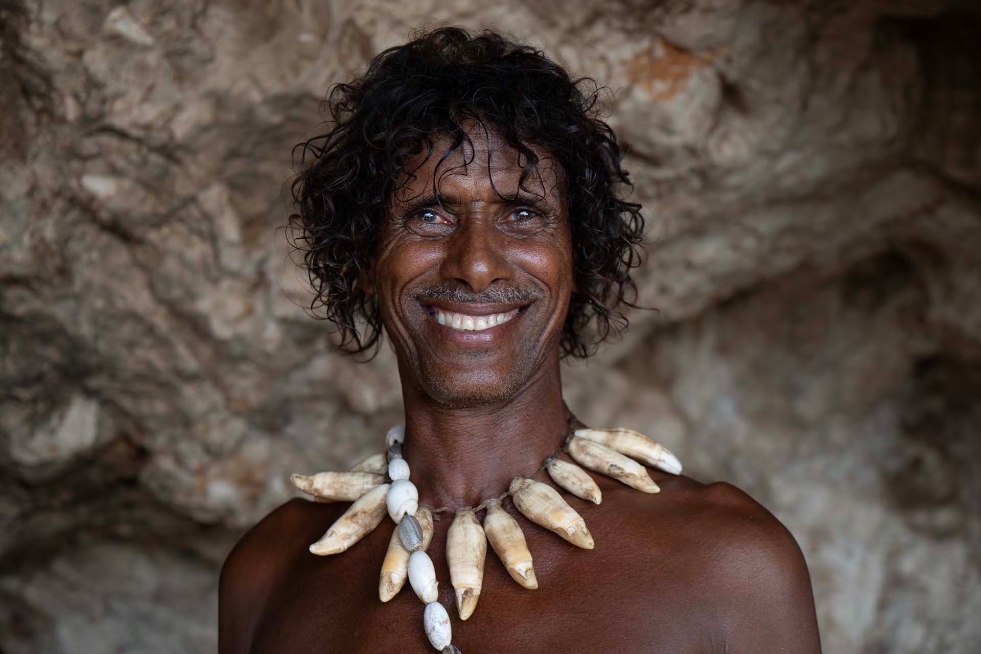 Uno de los habitantes de Socotra que colaboran con las excursiones de los turistas