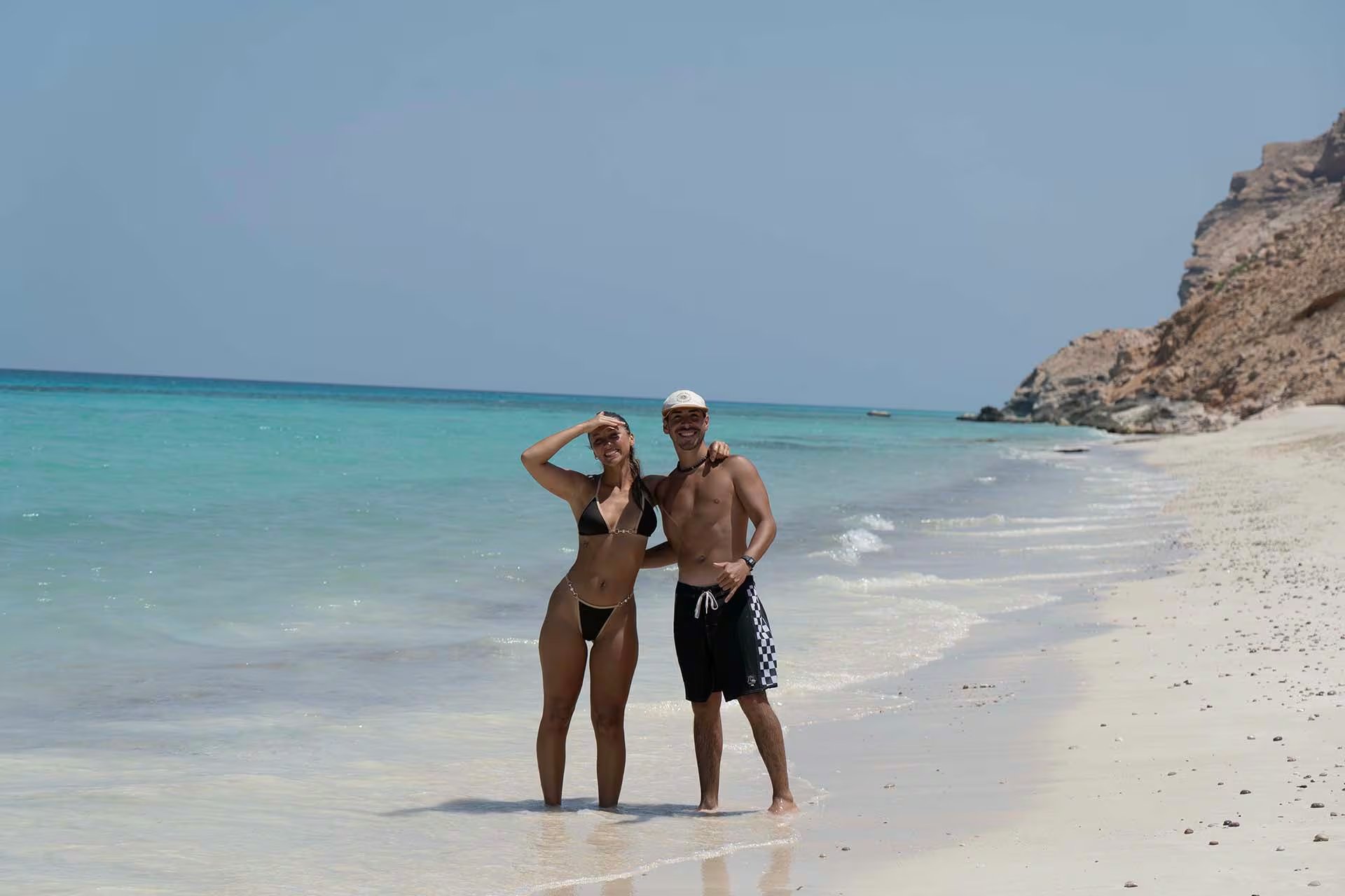 Camila y Mariano en una playa virgen de Socotra