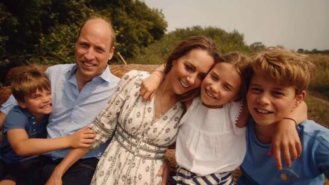 Los príncipes de Gales, Guillermo y Kate, junto a sus tres hijos en un vídeo difundido por Kensington Palace. (RRSS)