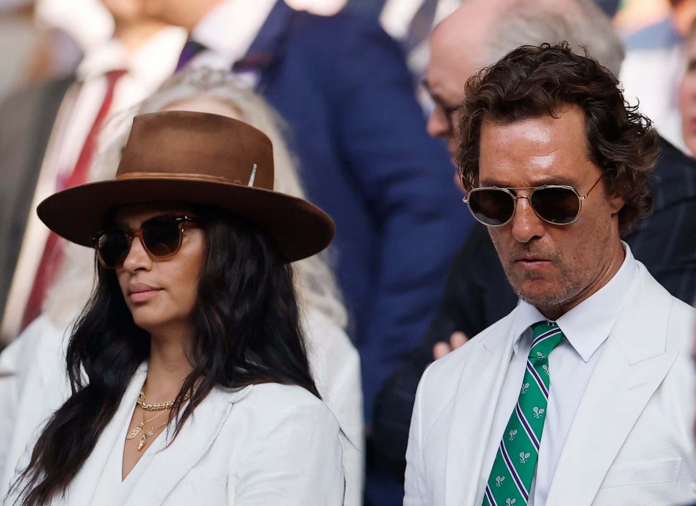 Las elecciones de la pareja realzan el perfil formal y sofisticado de la tendencia de camisas entre celebridades (REUTERS/Stephanie Lecocq)