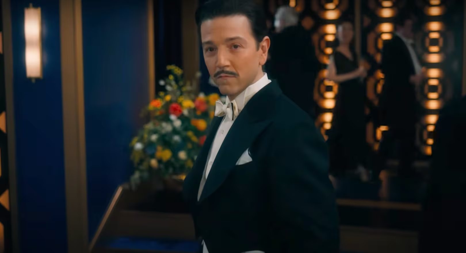Diego Luna tiene un papel protagonista dentro del largometraje musical. (Créditos: YouTube / Jennifer Lopez)