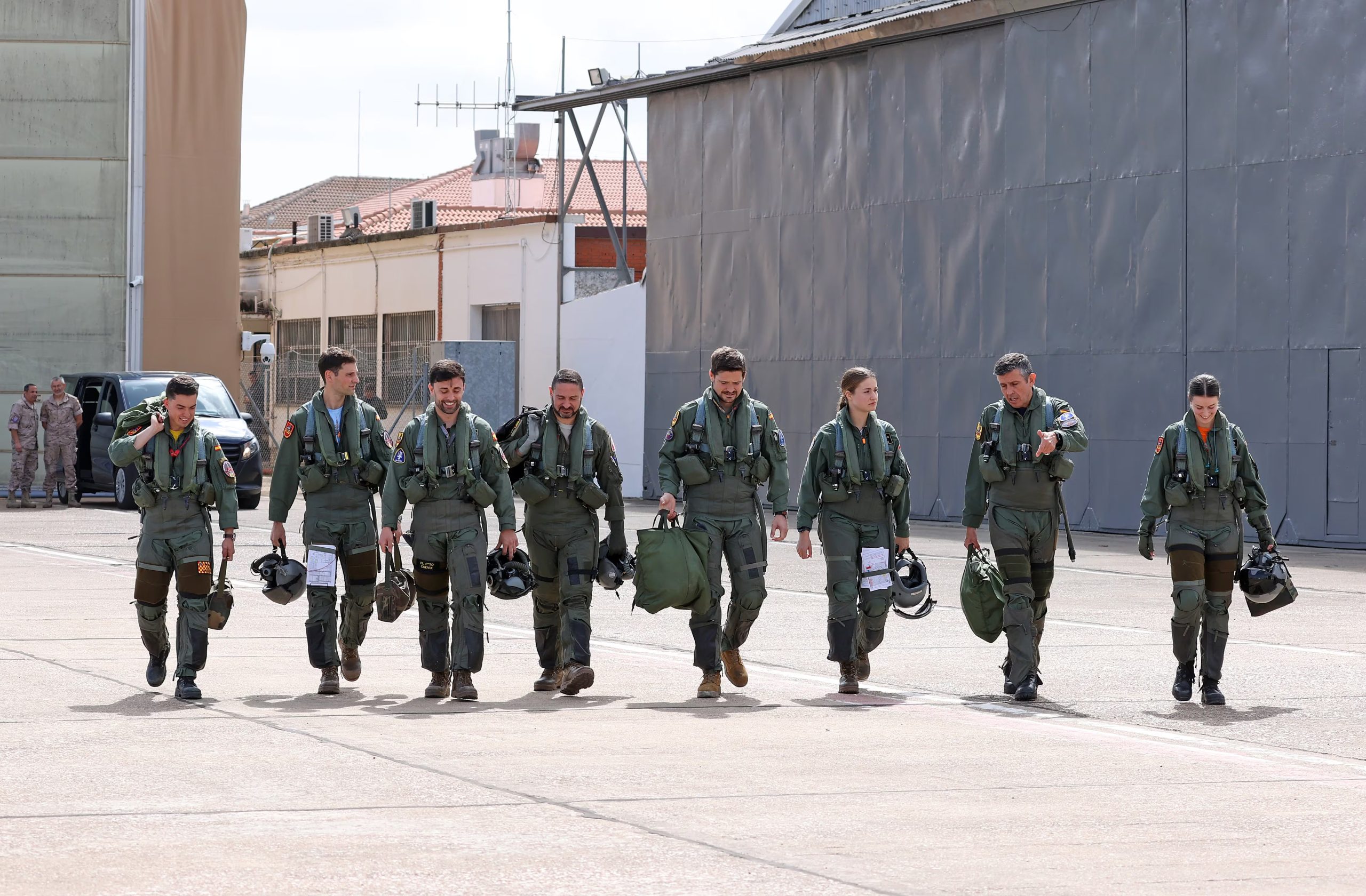 La princesa Leonor junto a otros alumnos de la Academia General del Aire y del Espacio (AGA) e instructores del Ala 23, antes de volar en los aviones F5. (© Casa de S.M. el Rey)