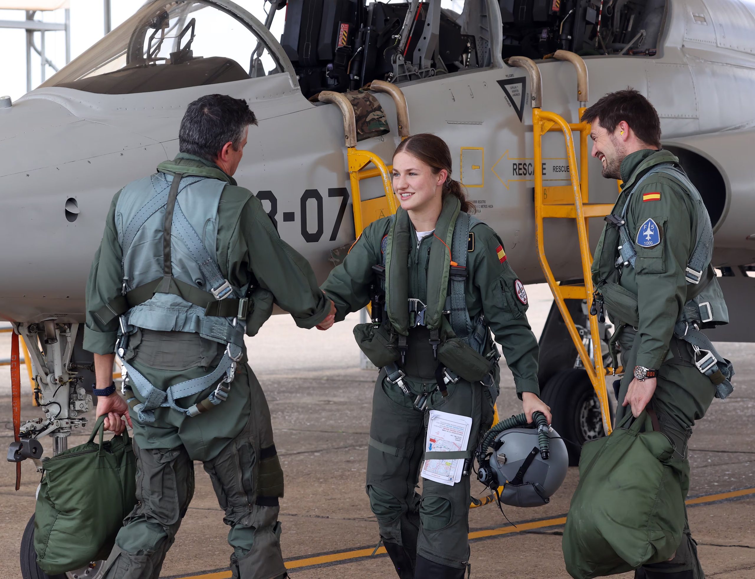 La princesa Leonor saluda al coronel jefe de la BA de Talavera la Real, Daniel Fernández de Bobadilla Lorenzo, tras el vuelo de instrucción con el avión de combate F5. (© Casa de S.M. el Rey)