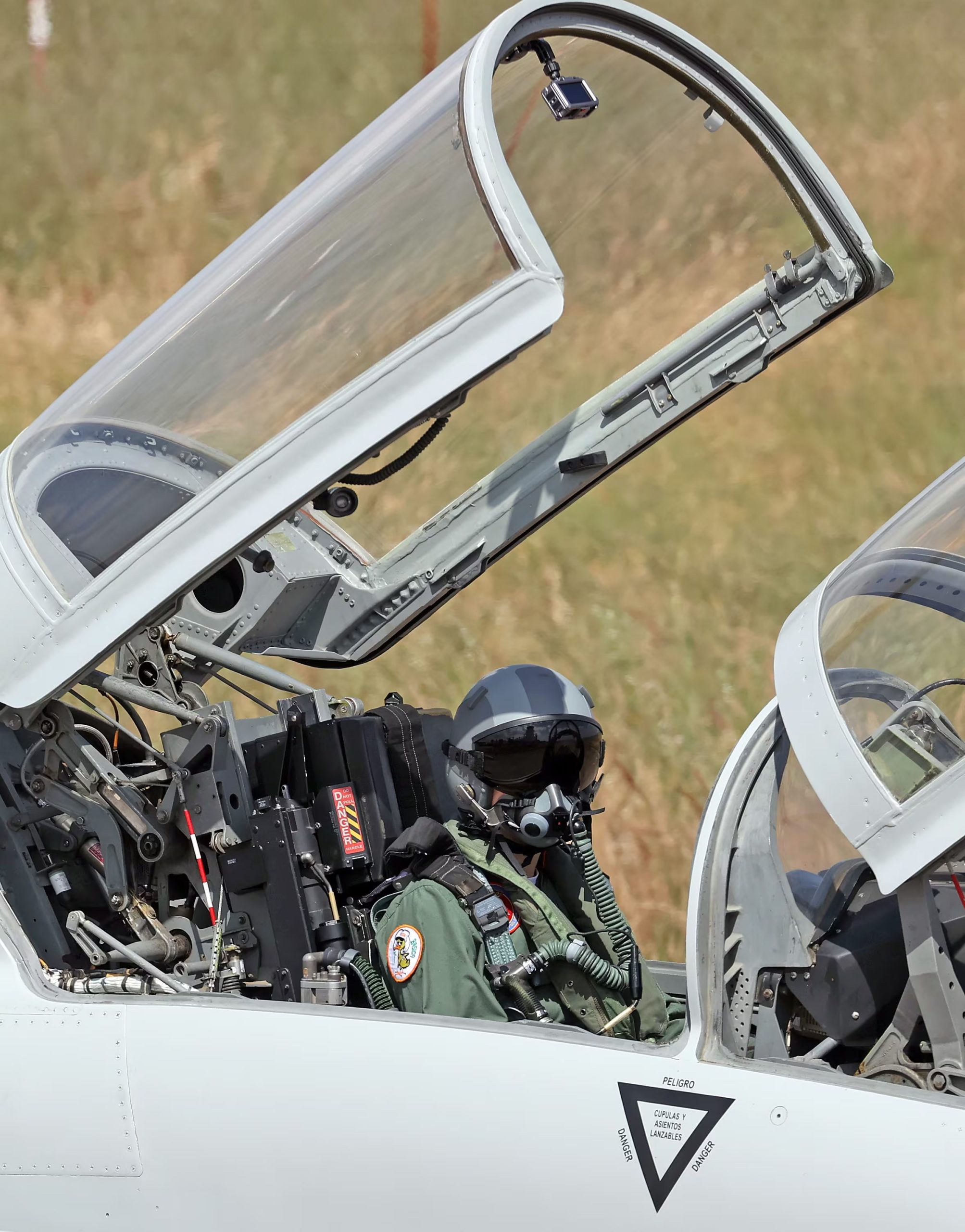 Leonor momentos antes del despegue con el avión F5. (© Casa de S.M. el Rey)