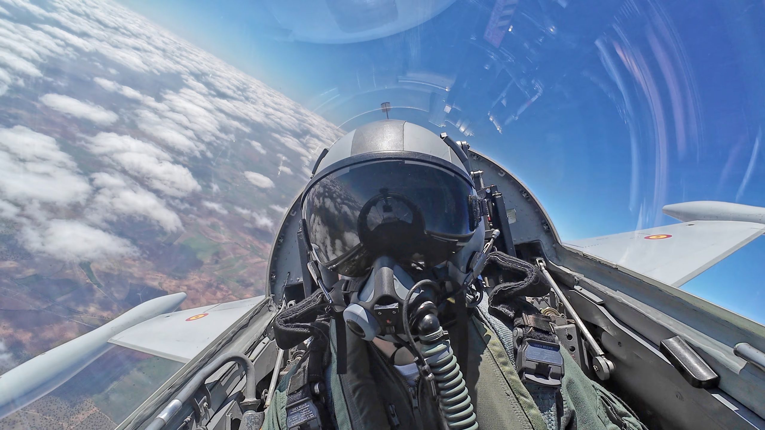 La princesa Leonor, durante un momento de vuelo en la cabina del F5. (© Casa de S.M. el Rey)