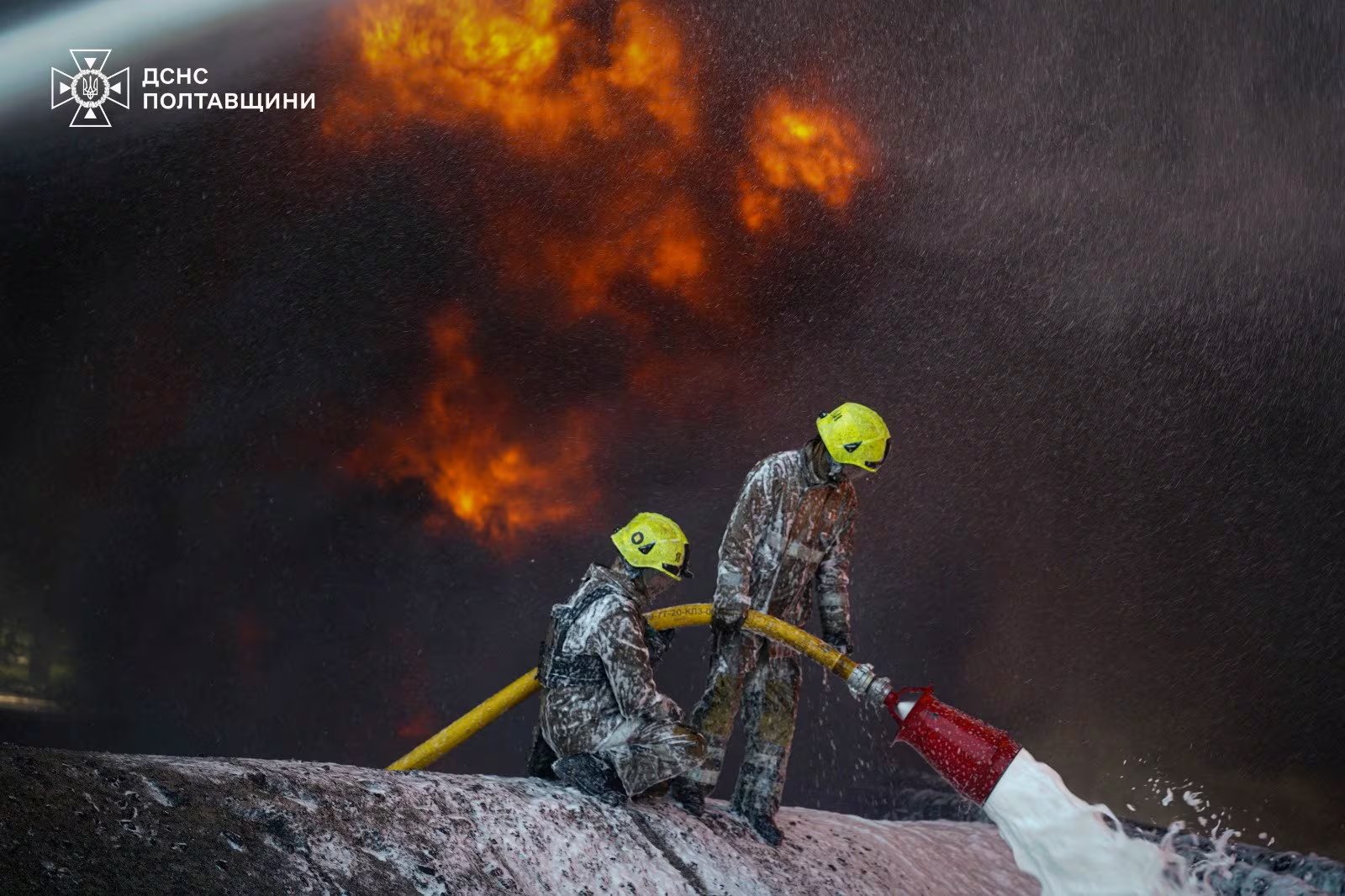 Los bomberos trabajan en el lugar donde Rusia lanzó un misil y un dron en el marco de su ataque contra Ucrania, en la región de Poltava, Ucrania.