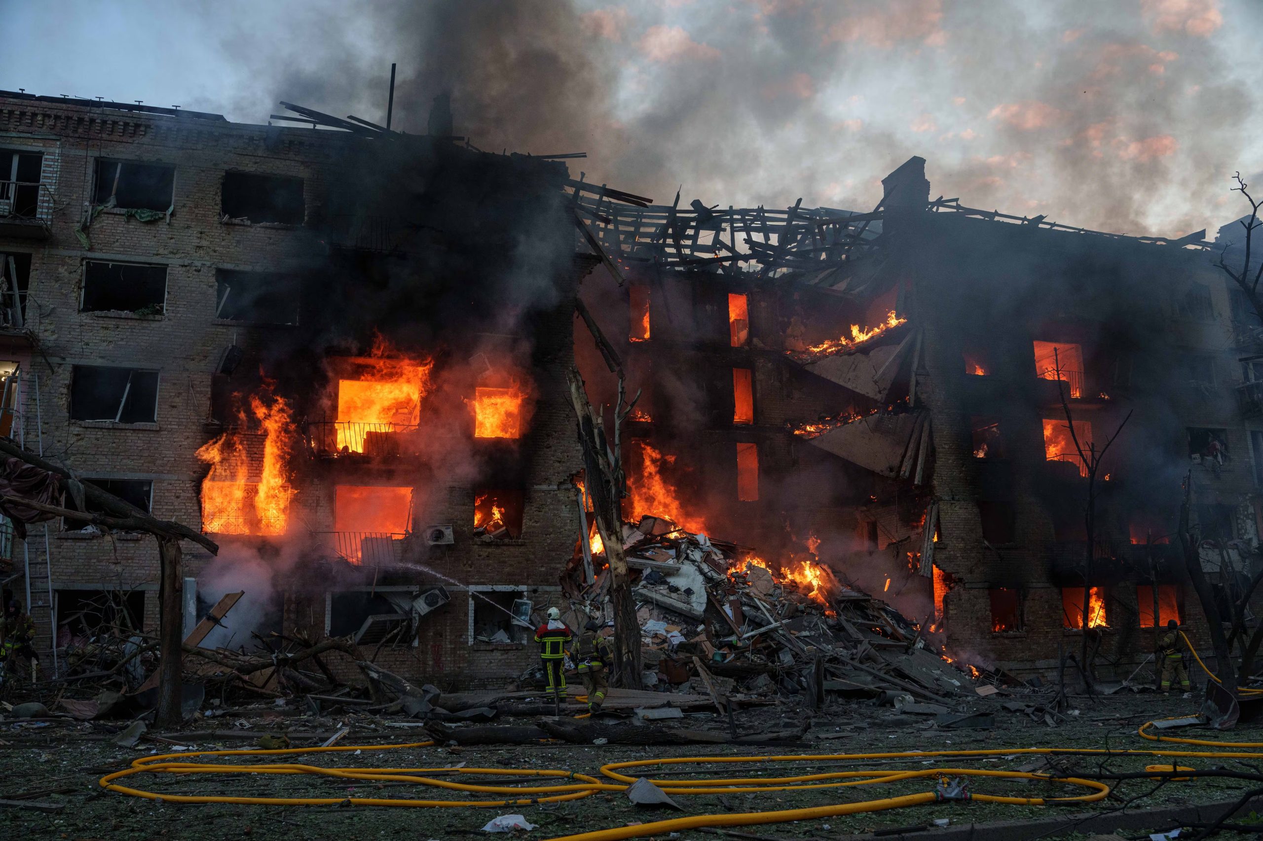 Los equipos de rescate intentan sofocar un incendio en un edificio residencial tras un ataque ruso en Kiev.