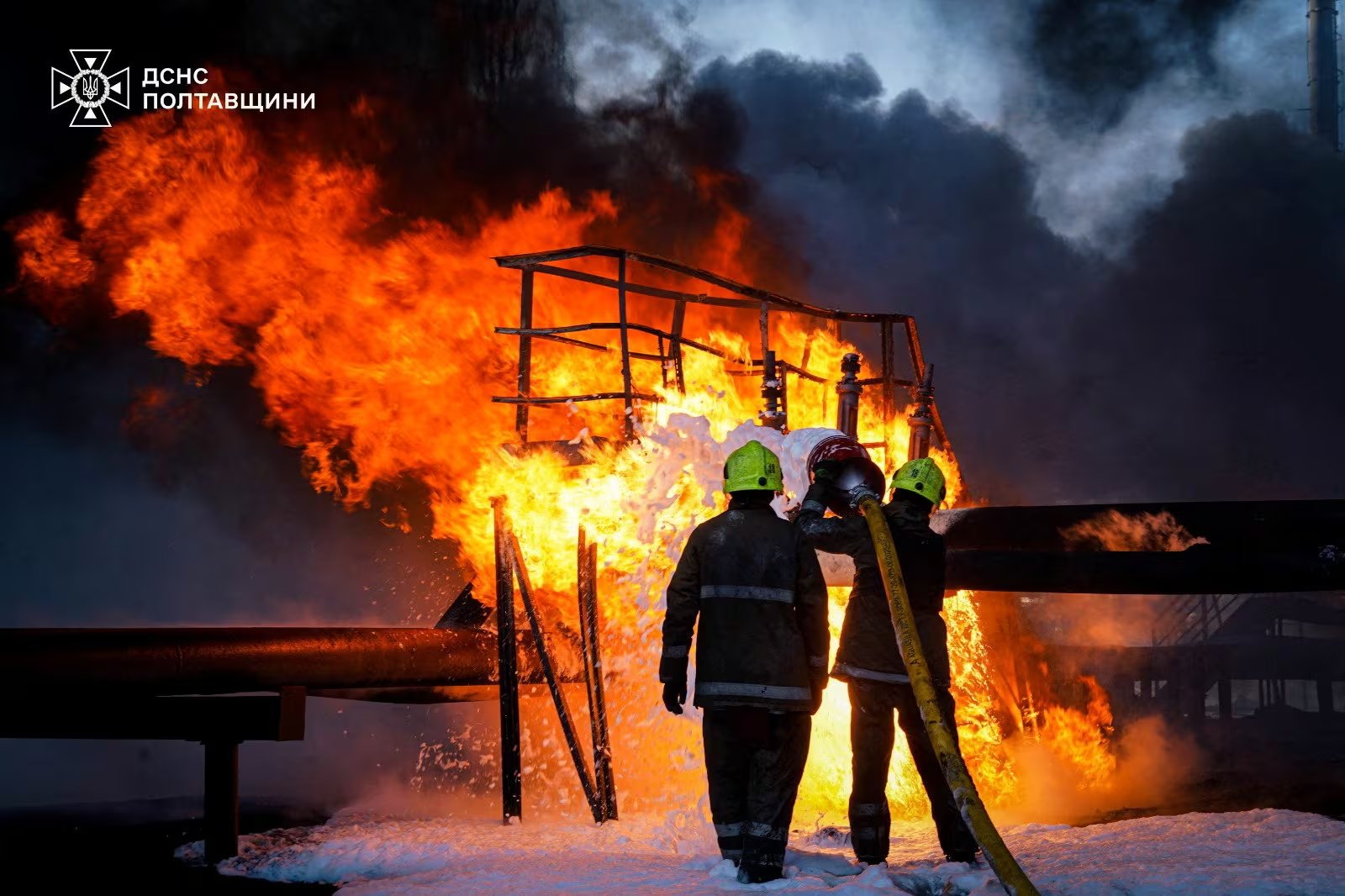 Los bomberos trabajan en el lugar donde Rusia lanzó un misil y un dron en la región de Poltava, en el marco de su ataque contra Ucrania.