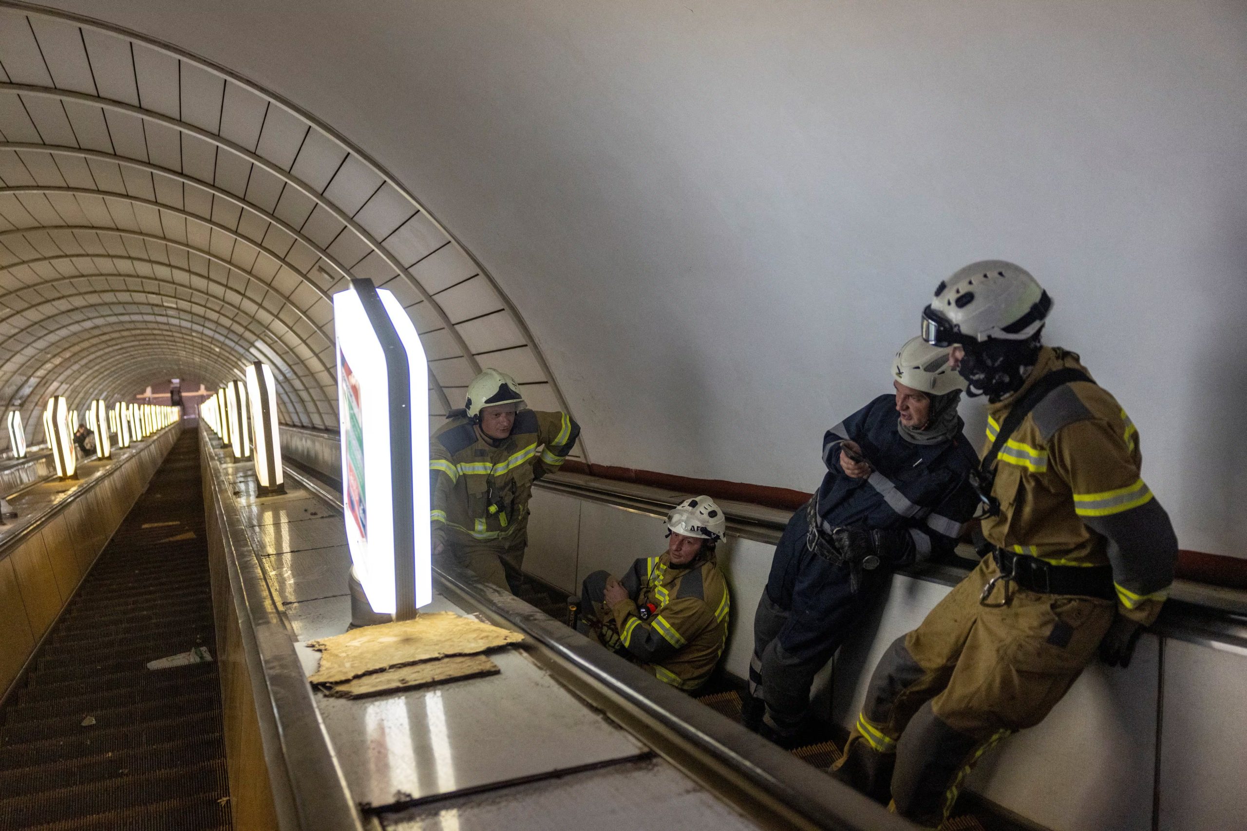 Los bomberos buscan refugio en una estación de metro durante los ataques nocturnos con misiles y drones rusos.