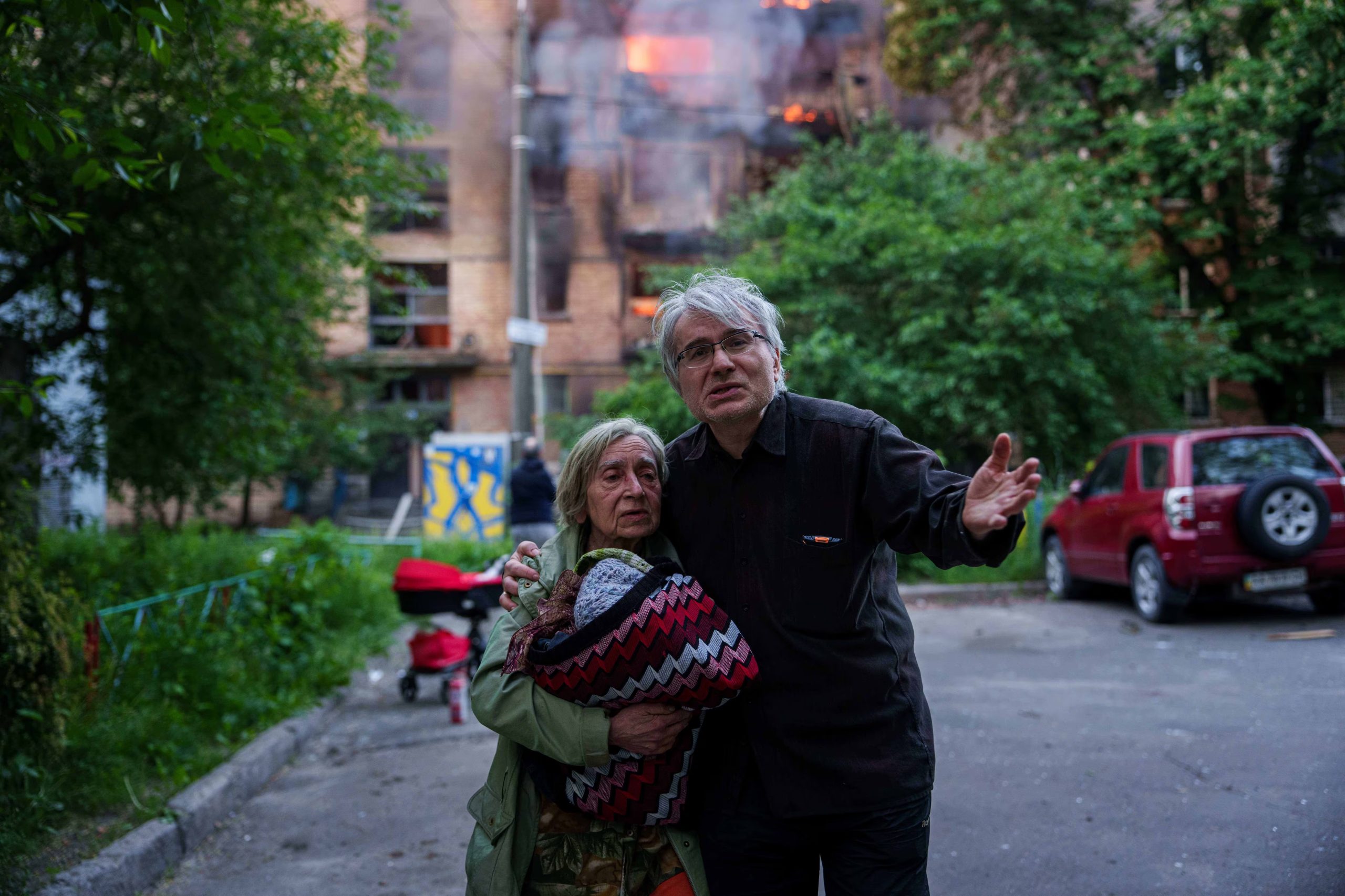 Iryna e Ihor reaccionan mientras miran a su casa destruida tras un ataque ruso en Kiev.