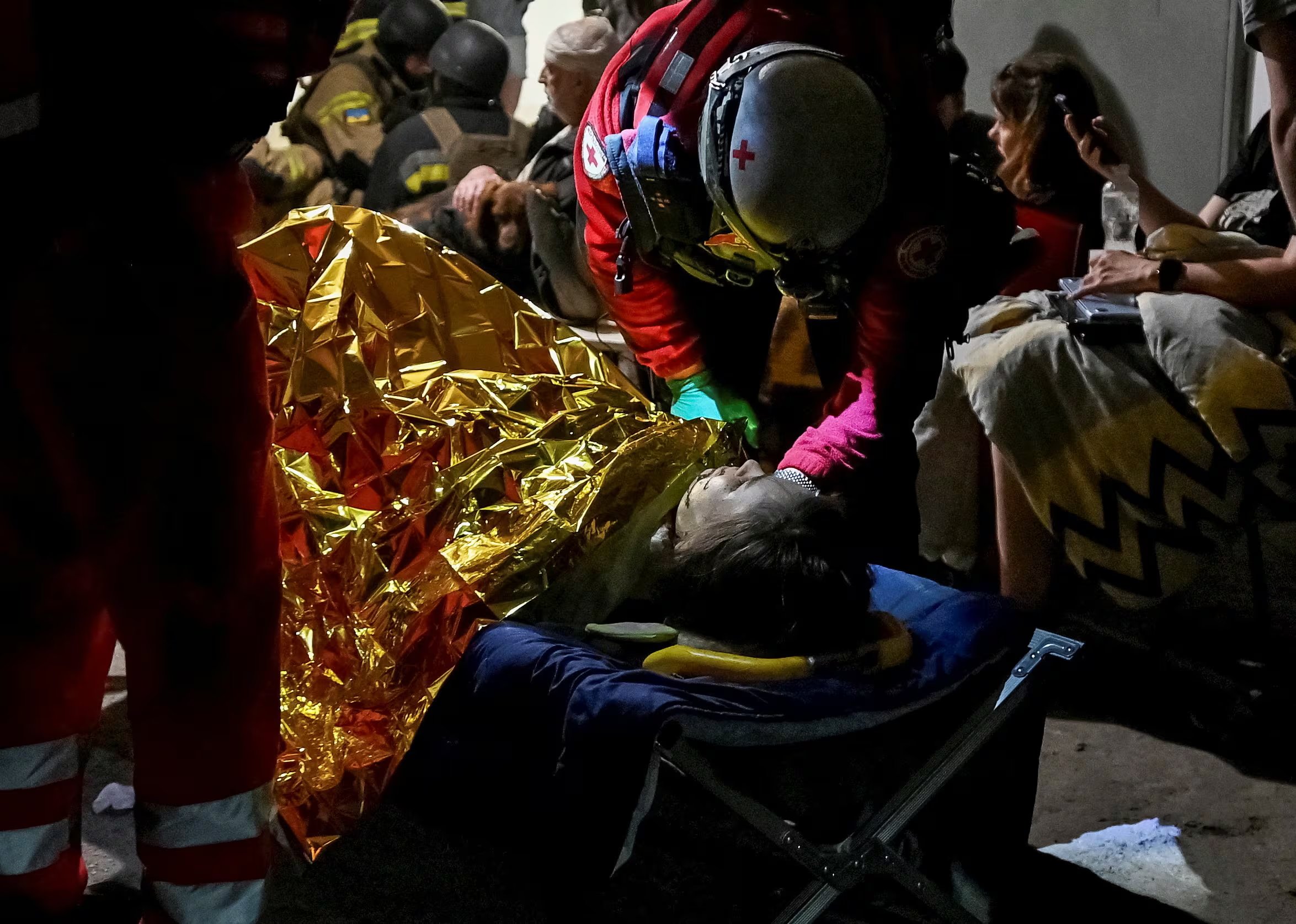 Un trabajador sanitario atiende a un residente herido en un refugio situado en la zona afectada por un ataque con misiles y drones rusos.