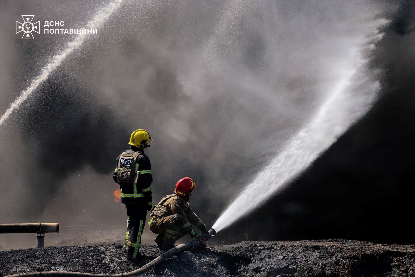 Los bomberos trabajan en el lugar donde Rusia lanzó un misil y un dron en la región de Poltava, en el marco de su ataque contra Ucrania.