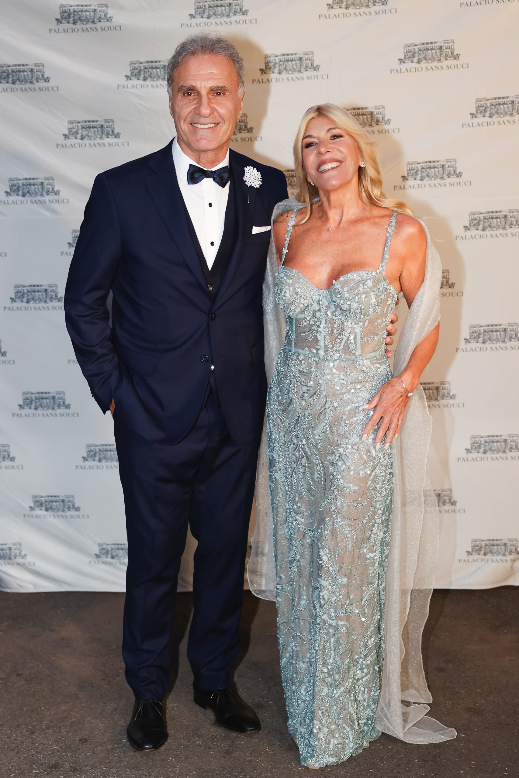 Oscar Ruggeri optó por un traje oscuro de corte clásico, completando su presencia elegante en la boda de su hija, junto a su esposa con un impactante vestido con transparencias 