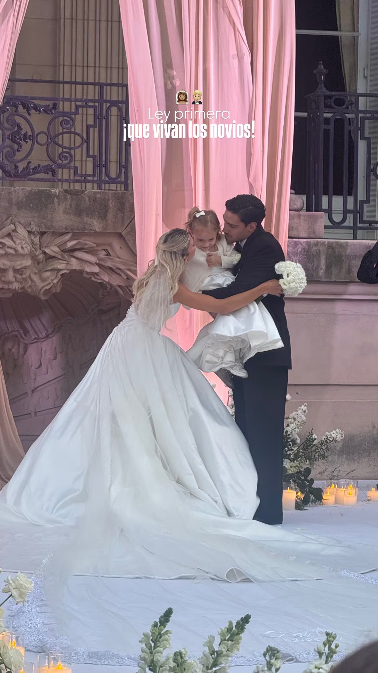 Cande Ruggeri y Nico Maccari celebran su unión nupcial con un tierno abrazo a su hija Ley en los jardines del Palacio Sans Souci, rodeados de una atmósfera de amor y felicidad.
