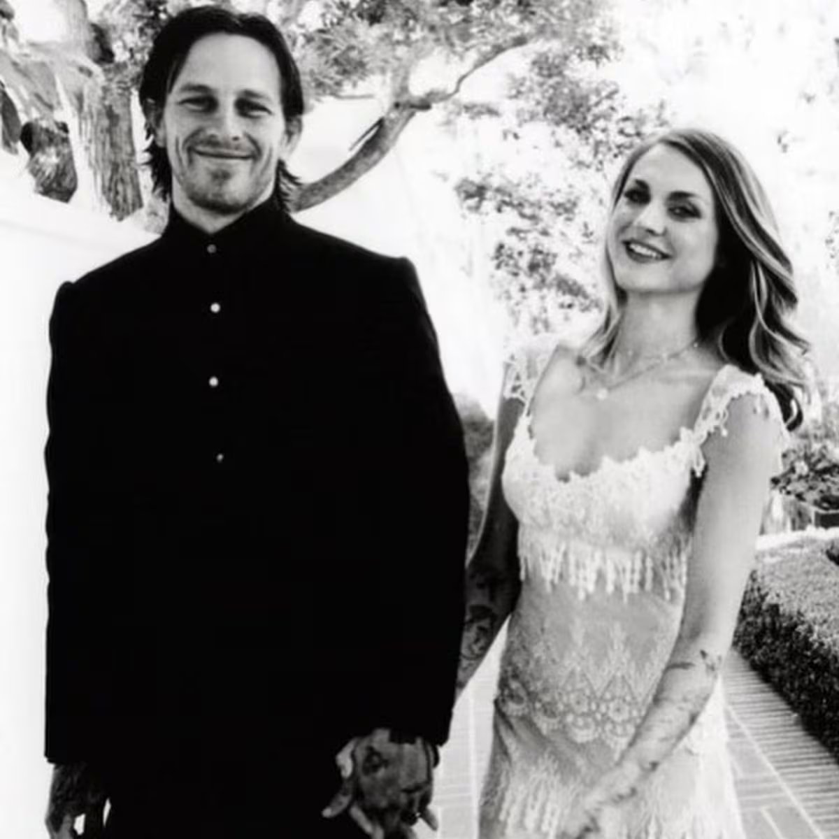 Frances Bean Cobain y Riley Hawk unieron el legado del rock y el deporte en su matrimonio