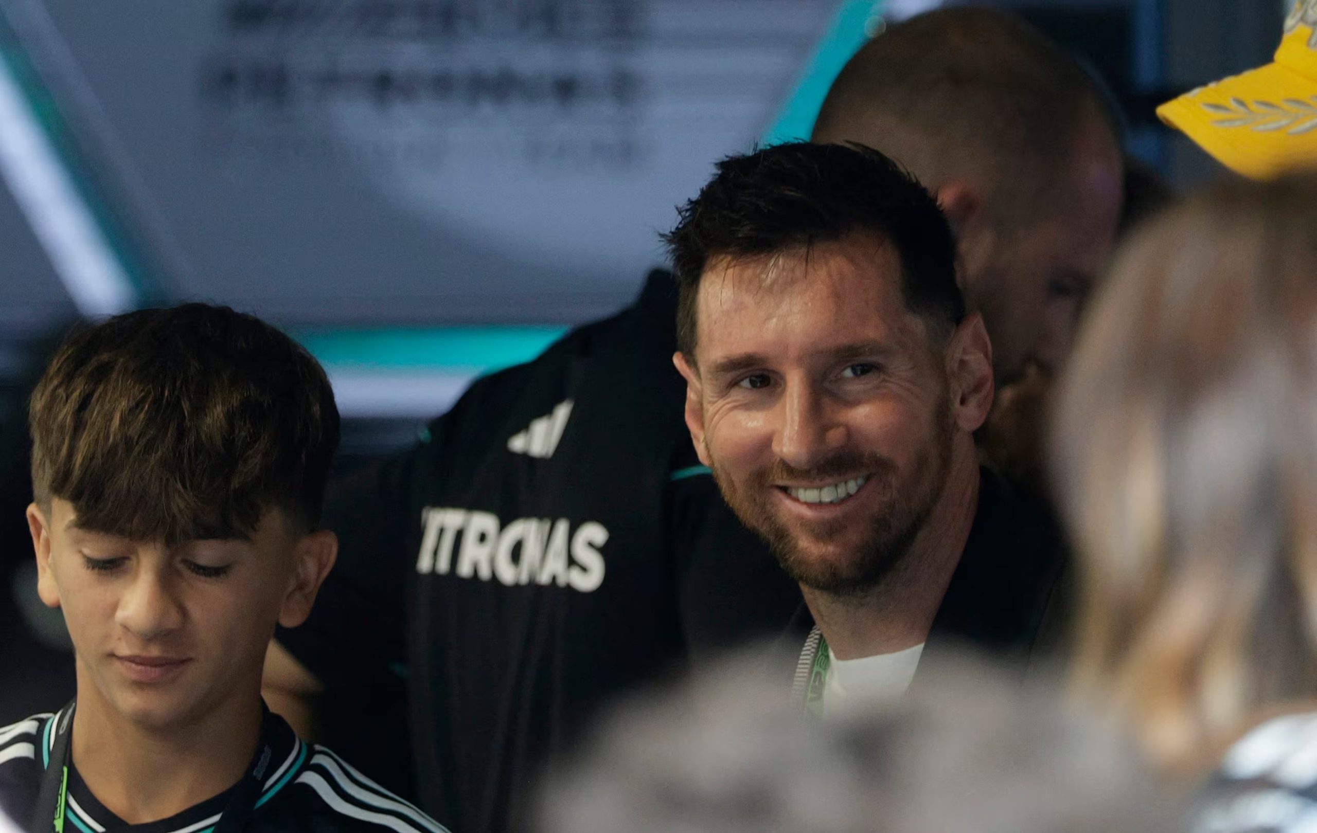Messi y su hijo mayor, Thiago en el GP de Miami (REUTERS/Brian Snyder)