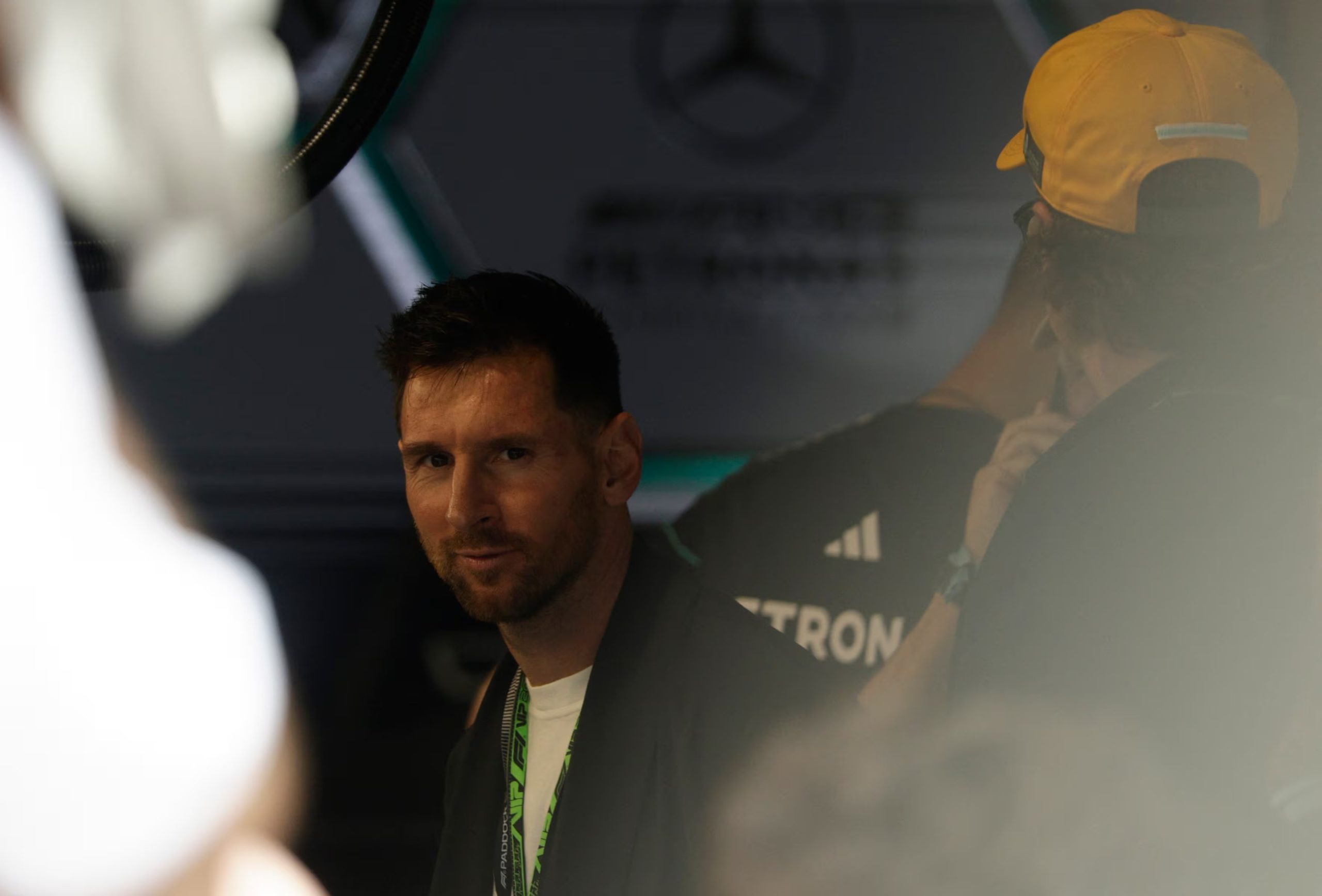 Messi se subió al auto de Antonelli de la escudería Mercedes (REUTERS/Brian Snyder)
