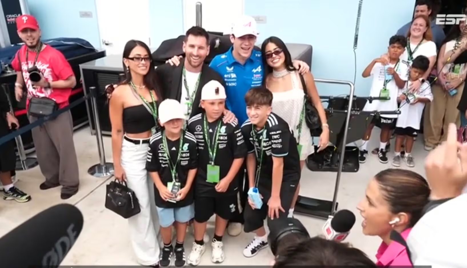 Messi junto a su esposa Antonela Roccuzzo, sus hijos y Colapinto con su novia Maia Reficco