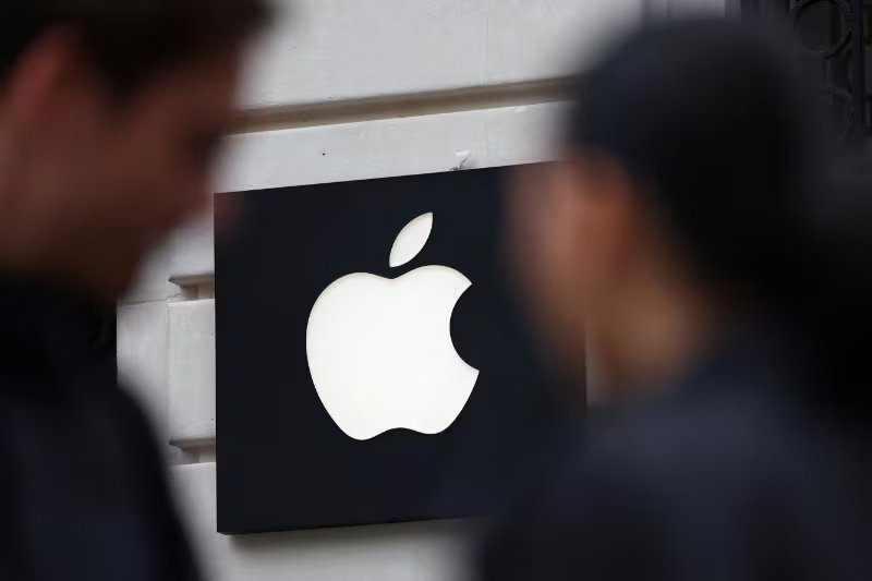 FOTO DE ARCHIVO. Gente pasa junto al logo de Apple en una tienda de Apple en París, Francia. 23 de abril de 2025. REUTERS/Abdul Saboor