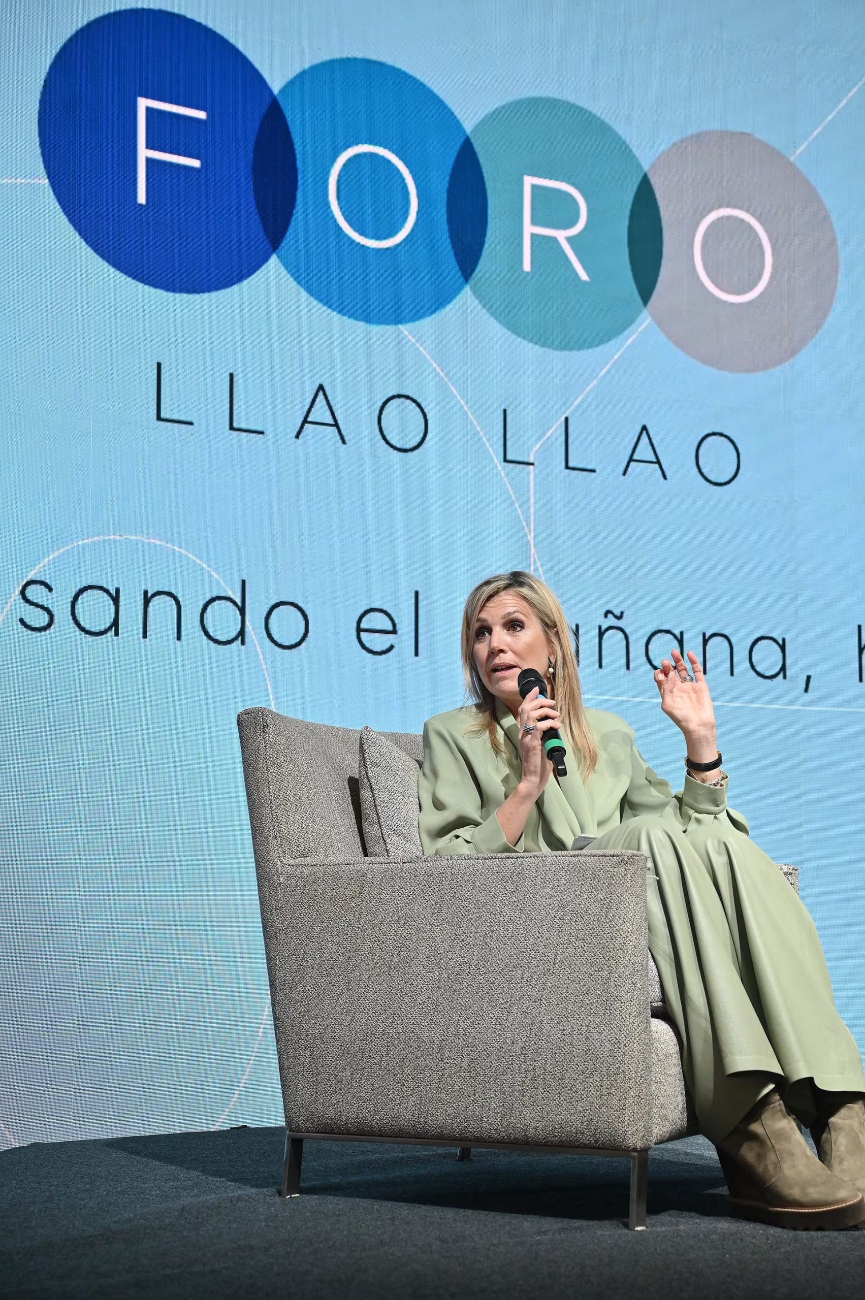 El atuendo de sastrería monocromática en verde pastel de Máxima marcó tendencia en el evento financiero internacional @federomerofoto