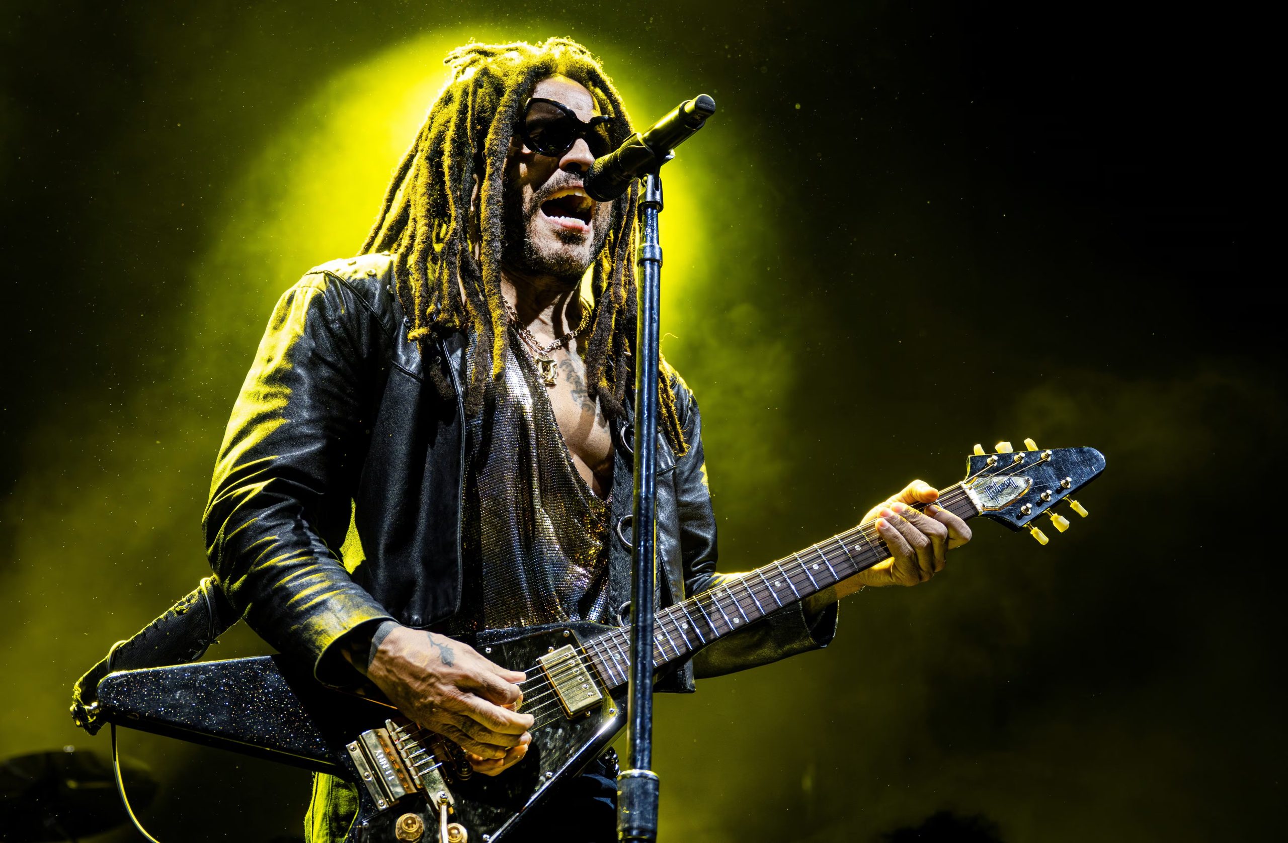 El estilo personal de Kravitz combina influencias del rock and roll y el soul, y se inspira en íconos como Jimi Hendrix y Miles Davis (REUTERS)