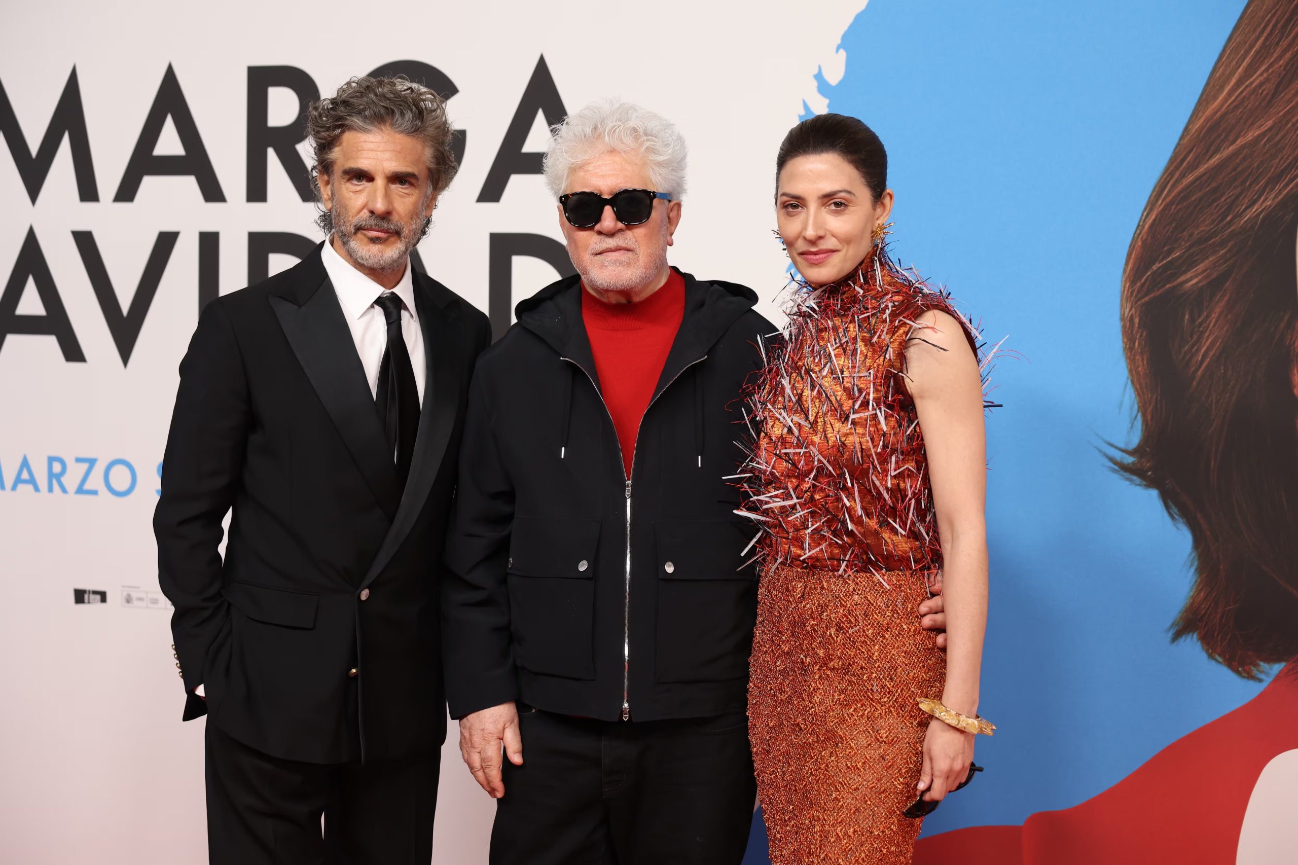 Pedro Almodóvar, acompañado por la actriz Bárbara Lennie y el actor Leonardo Sbaraglia, en la presentación de su última película ´Amarga Navidad´ (EFE/Kiko Huesca)
