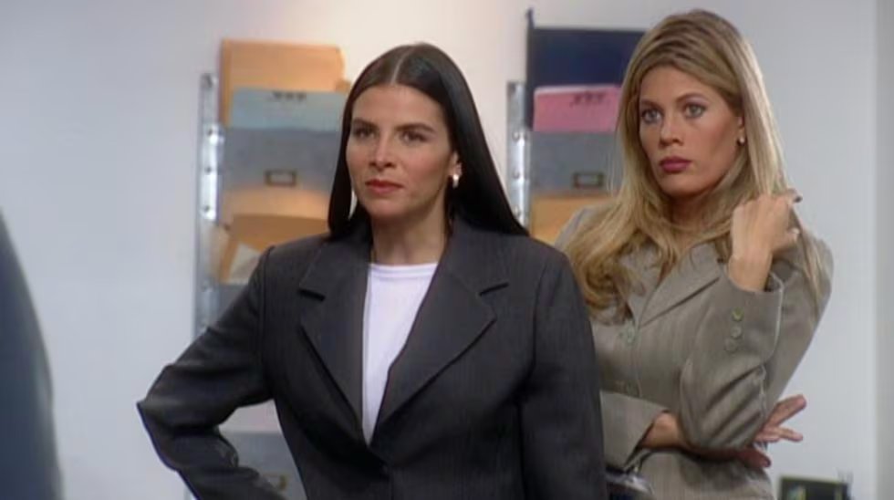 Natalia Ramírez y Lorna Cepeda en sus roles de Marcela Valencia y Patricia Fernández en Betty, la fea, culebrón que catapultó sus carreras y convirtió a la telenovela en la más vista alrededor del mundo (RCN)