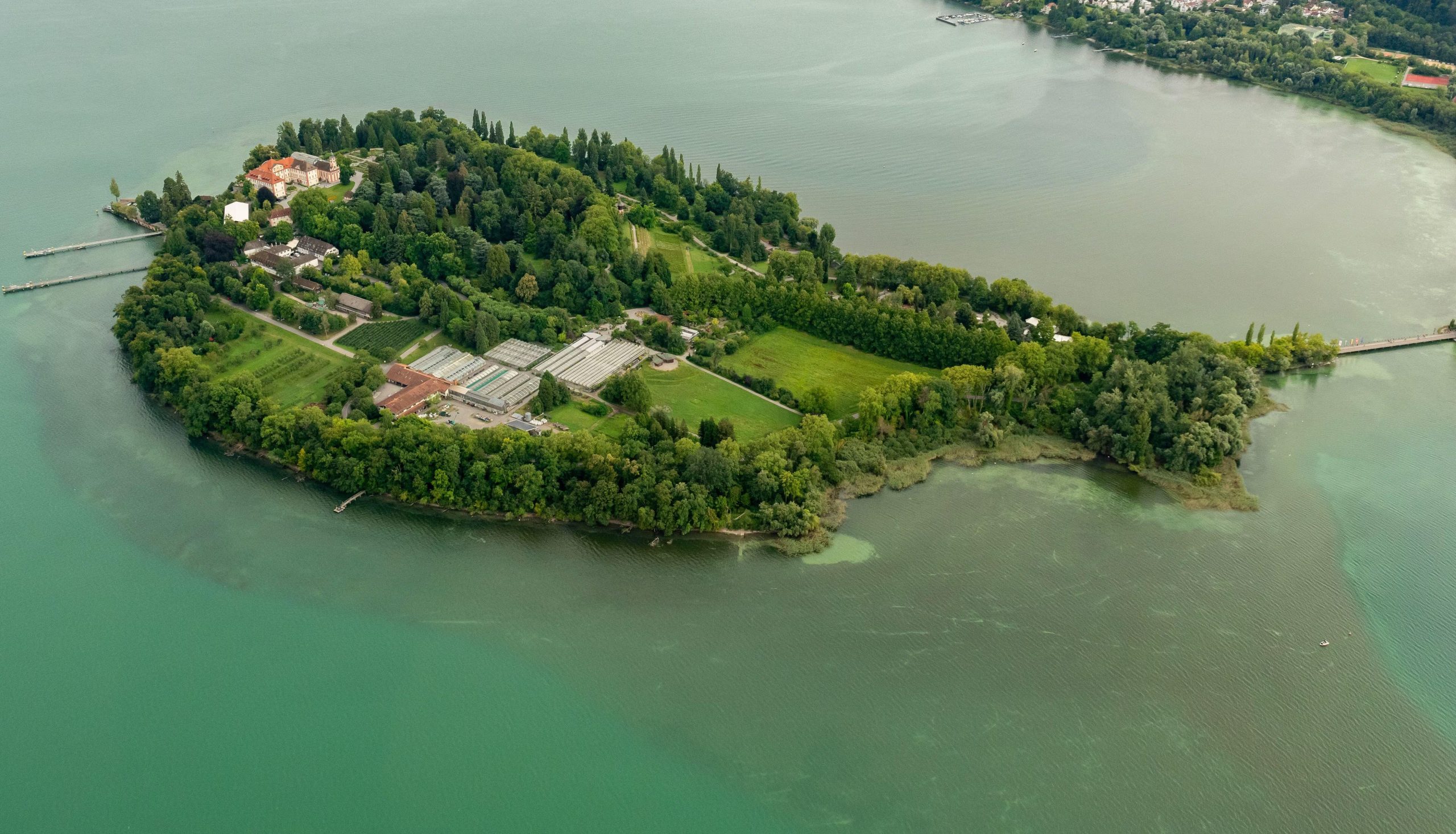 La isla de Mainau, en Alemania, combina jardines temáticos, esculturas florales y un castillo barroco para crear una experiencia floral única