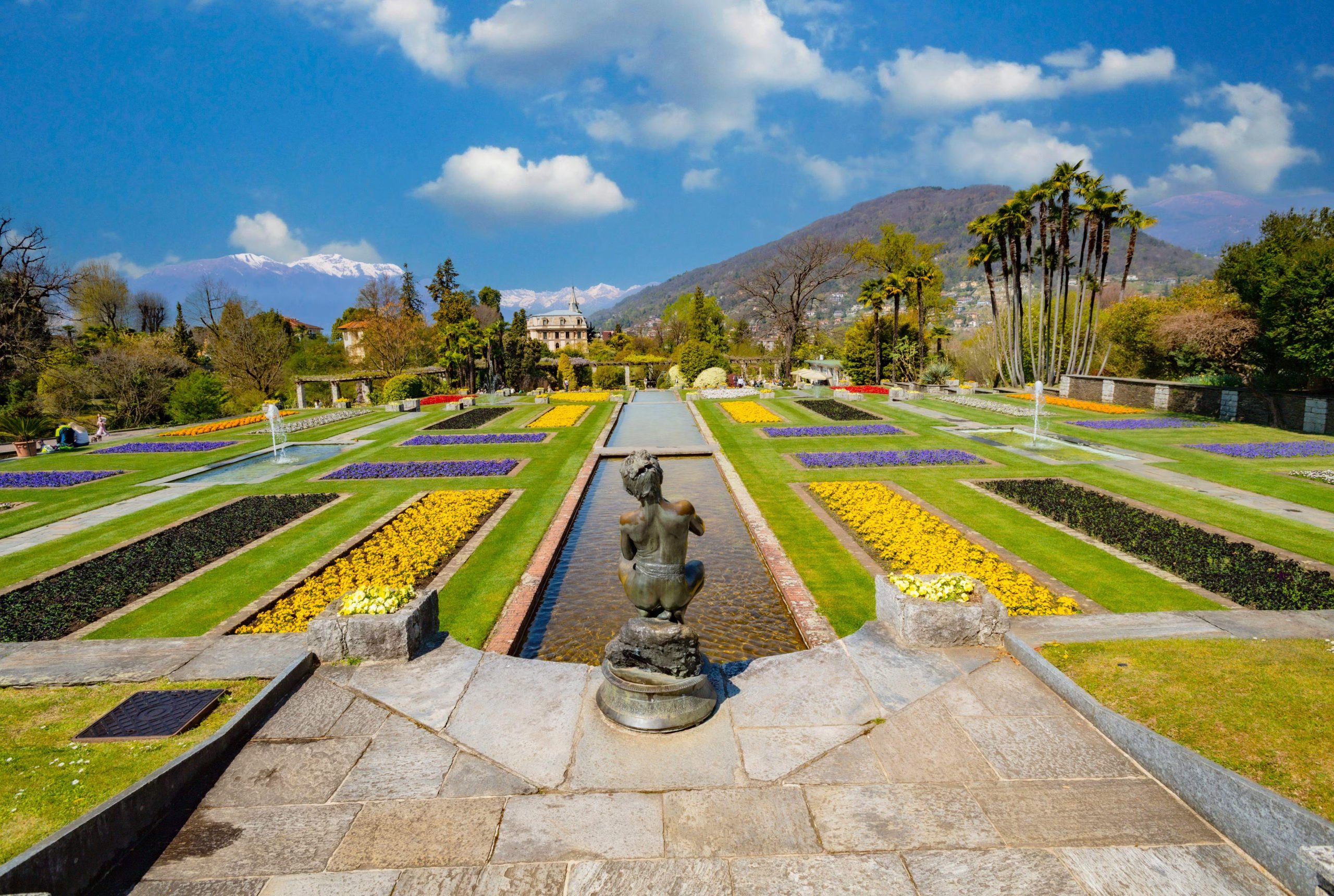 Villa Taranto, junto al lago Maggiore en Italia, deslumbra en primavera con rododendros, azaleas y una elegante colección botánica