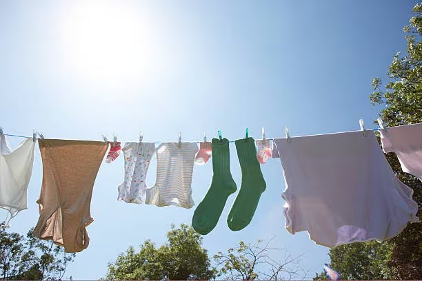Secar prendas en interiores reduce la exposición a alérgenos (iStock)