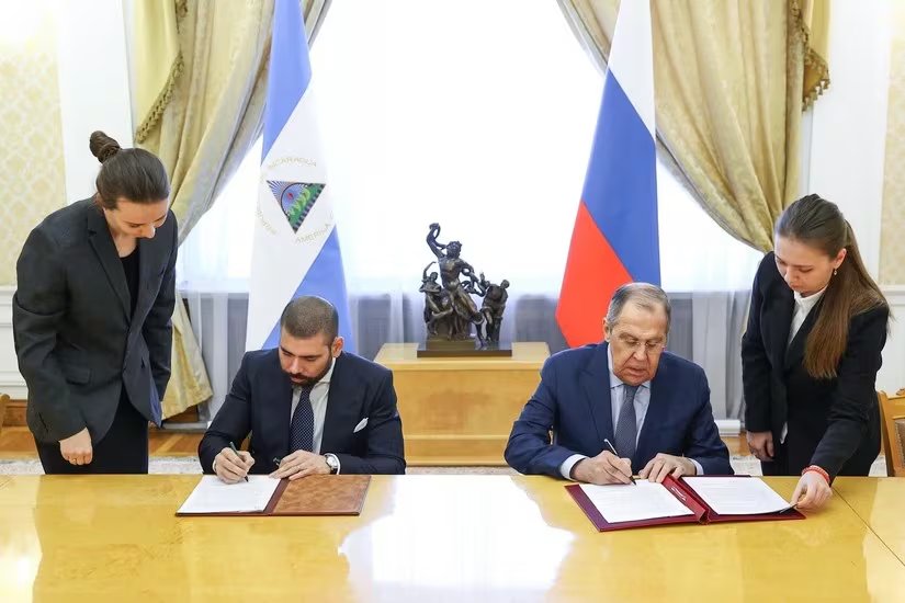Imagen de archivo: El asesor presidencial y representante especial del Gobierno de Nicaragua para los asuntos con Rusia, Laureano Ortega (i), y el canciller de Rusia, Serguey Lavrov, durante el acto de firma de una declaración para 