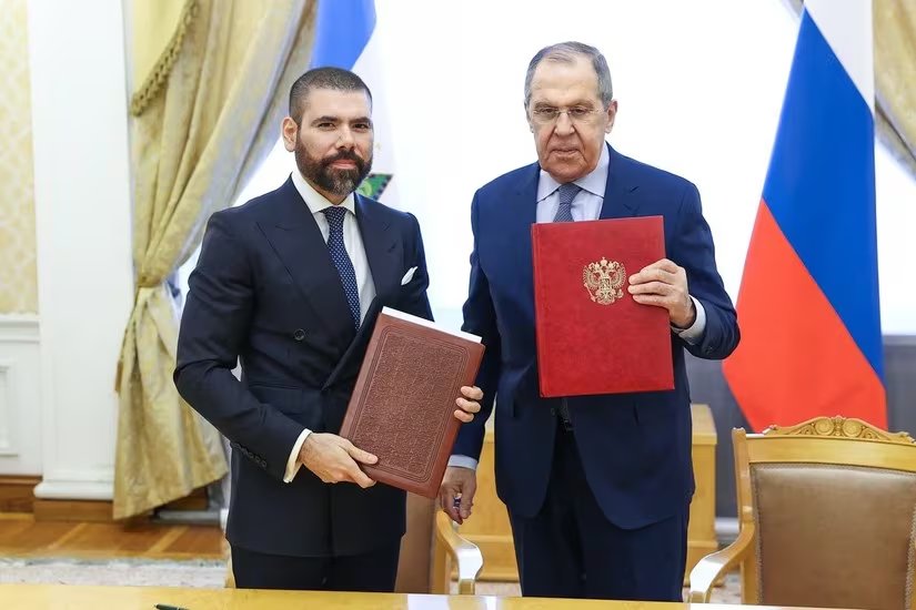 Fotografía de archivo cedida por la Presidencia de Nicaragua del asesor presidencial y representante especial del presidente para los asuntos con Rusia, Laureano Ortega (i), y el canciller de Rusia, Serguei Lavrov, durante el acto de firma en Managua de una declaración para 