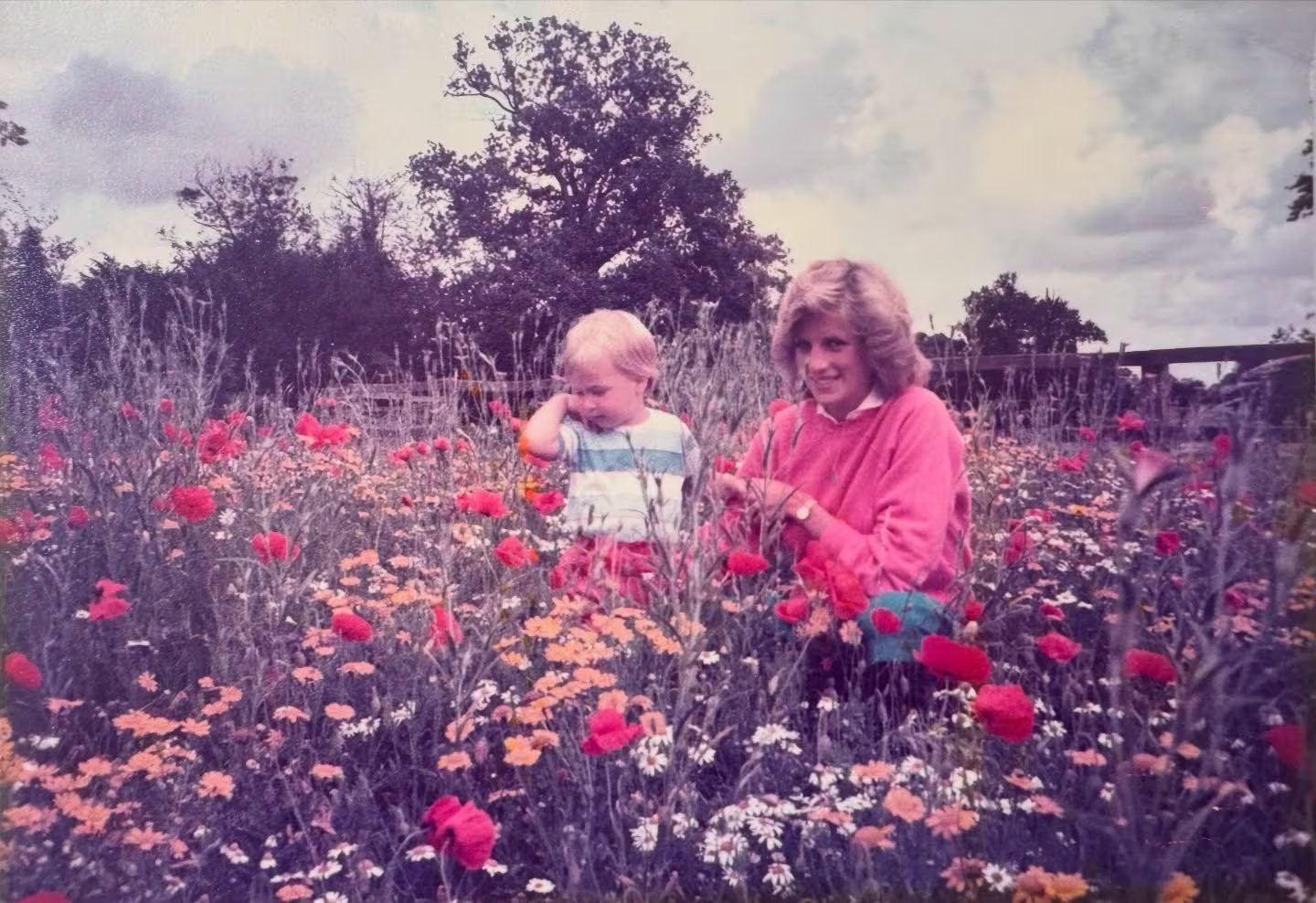 Imagen inédita de Diana de Gales, más conocida como Lady Di, con el príncipe Guillermo (INSTAGRAM).