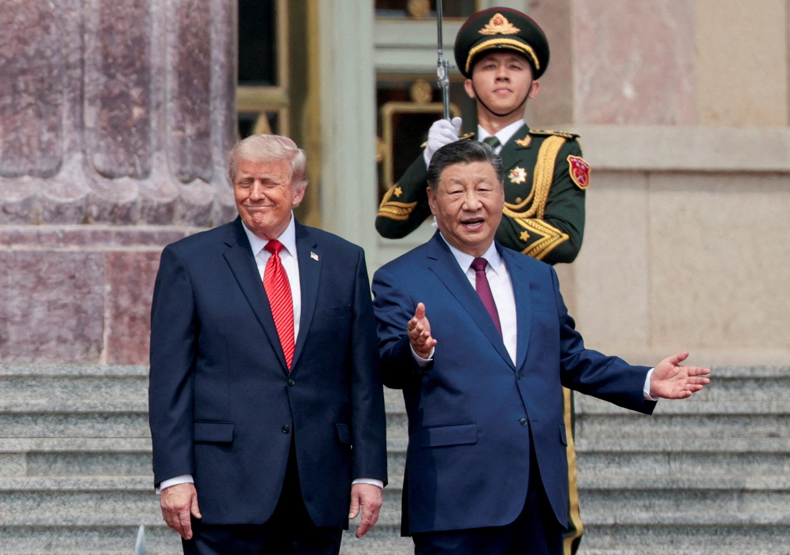 El presidente de Estados Unidos, Donald Trump, participa en una ceremonia de bienvenida con el presidente chino, Xi Jinping, en el Gran Salón del Pueblo en Pekín, China. 14 de mayo de 2026. REUTERS/Evan Vucci