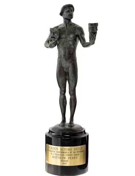 El premio del Screen Actors Guild que Matthew Perry recibió en 1995 también estará disponible en la subasta. (Heritage Auctions)