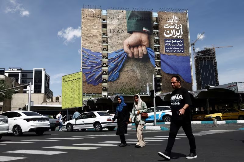 La agencia oficial IRNA reportó que Irán trasladó su última propuesta de paz a Pakistán, lo que desencadenó ventas masivas en los contratos de crudo.