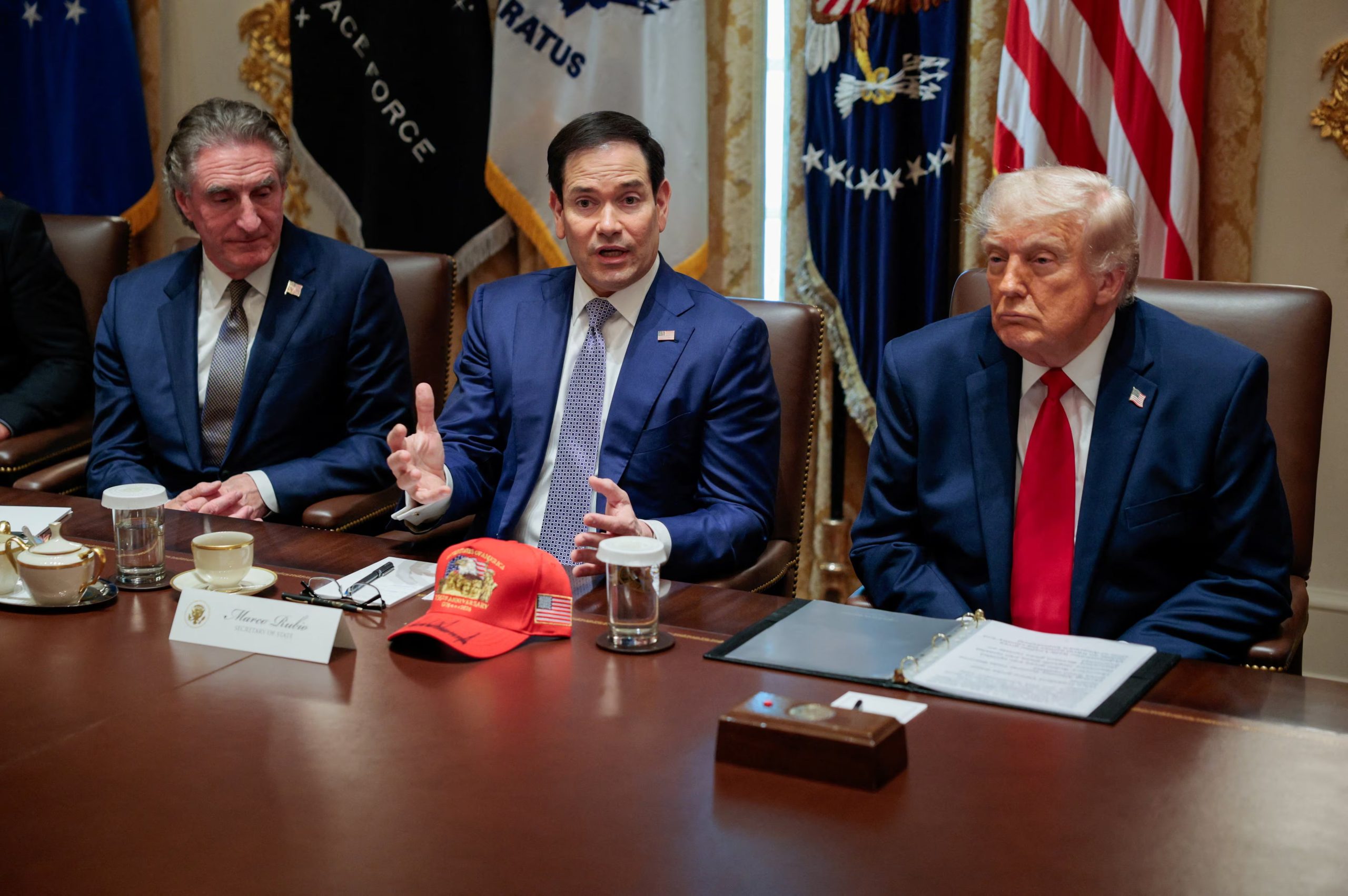 El secretario de Estado de EE. UU., Marco Rubio, habla junto al secretario del Interior, Doug Burgum, y al presidente de EE. UU., Donald Trump, durante una reunión del Consejo de Ministros en la Sala del Consejo de Ministros de la Casa Blanca, en Washington D. C., EE. UU., el 27 de mayo de 2026 (REUTERS/Evan Vucci)