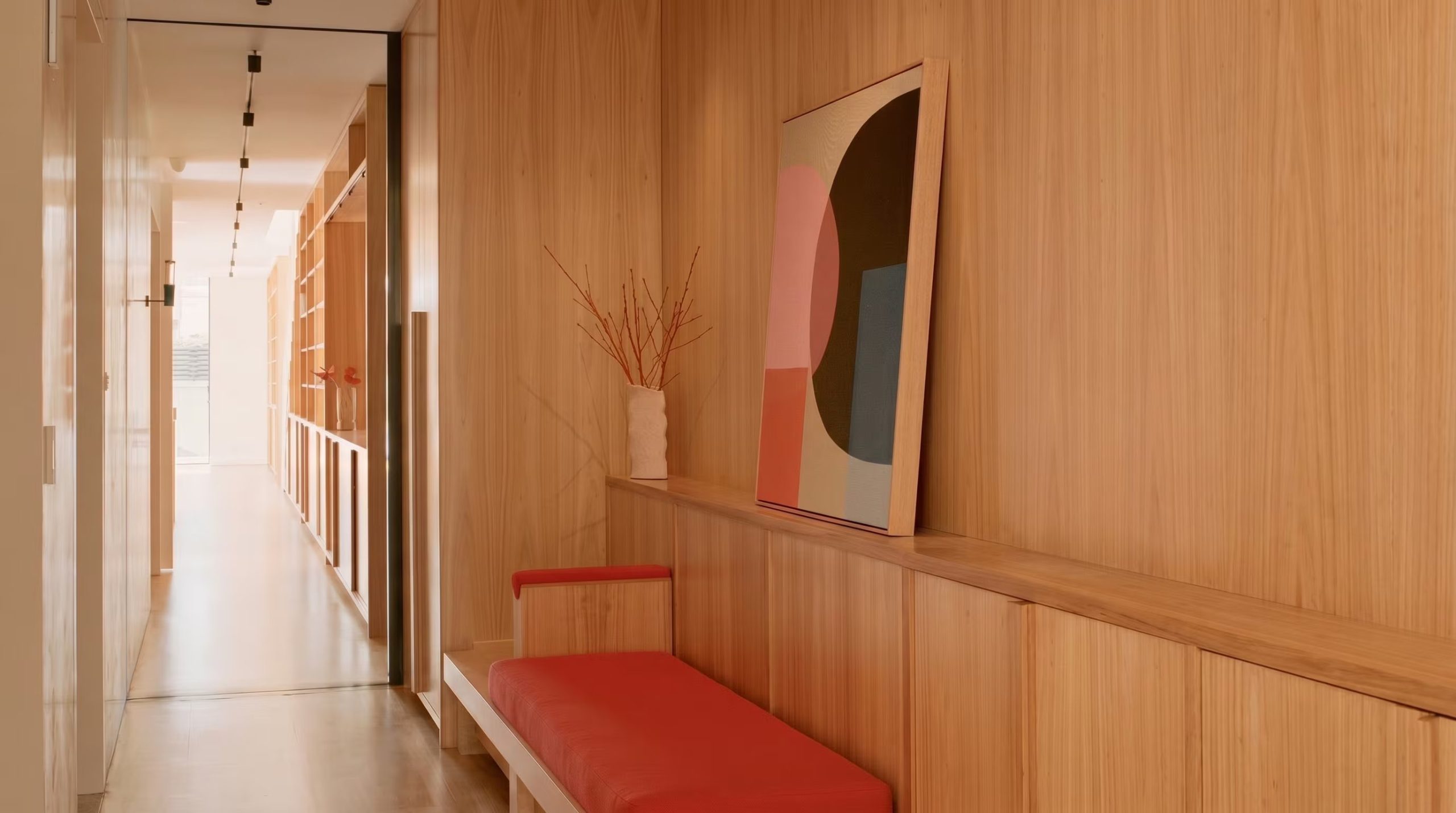 Materiales poco prácticos en la entrada pueden generar dudas en una visita inmobiliaria. (Imagen Ilustrativa Infobae)