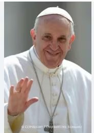 El Papa Francisco saluda y sonríe a la multitud durante una aparición pública.