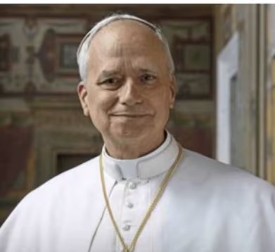 El Papa León XIV, conocido como el primer Papa americano, posa sonriente en un retrato que captura su figura histórica.